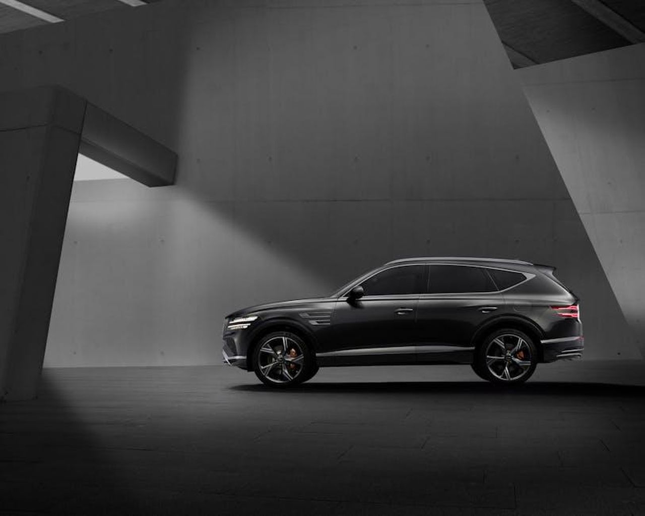 Prestazioni_della_Cadillac_Escalade_2025_vL0FQZ1EPG - Veicoli24 Source: Hyundai Motor Group - pexels - Elegant black SUV parked in a contemporary concrete structure, showcasing modern design elements.
