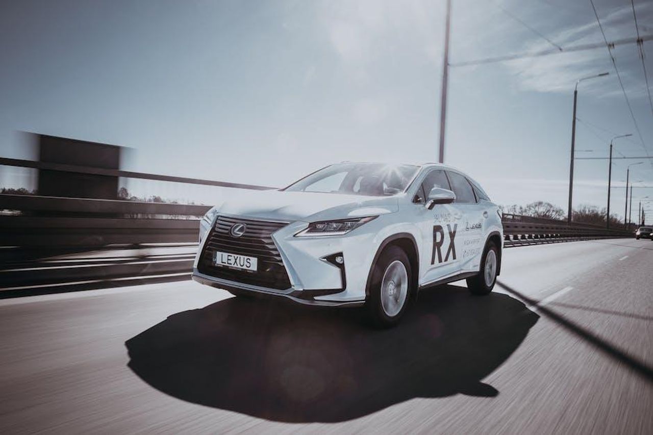 Prestazioni_della_Lexus_ES_2025_T3CCdCT01K - Veicoli24 Source: Toms Svilans - pexels - Dynamic shot of a white Lexus RX cruising on an open highway under a clear sky.