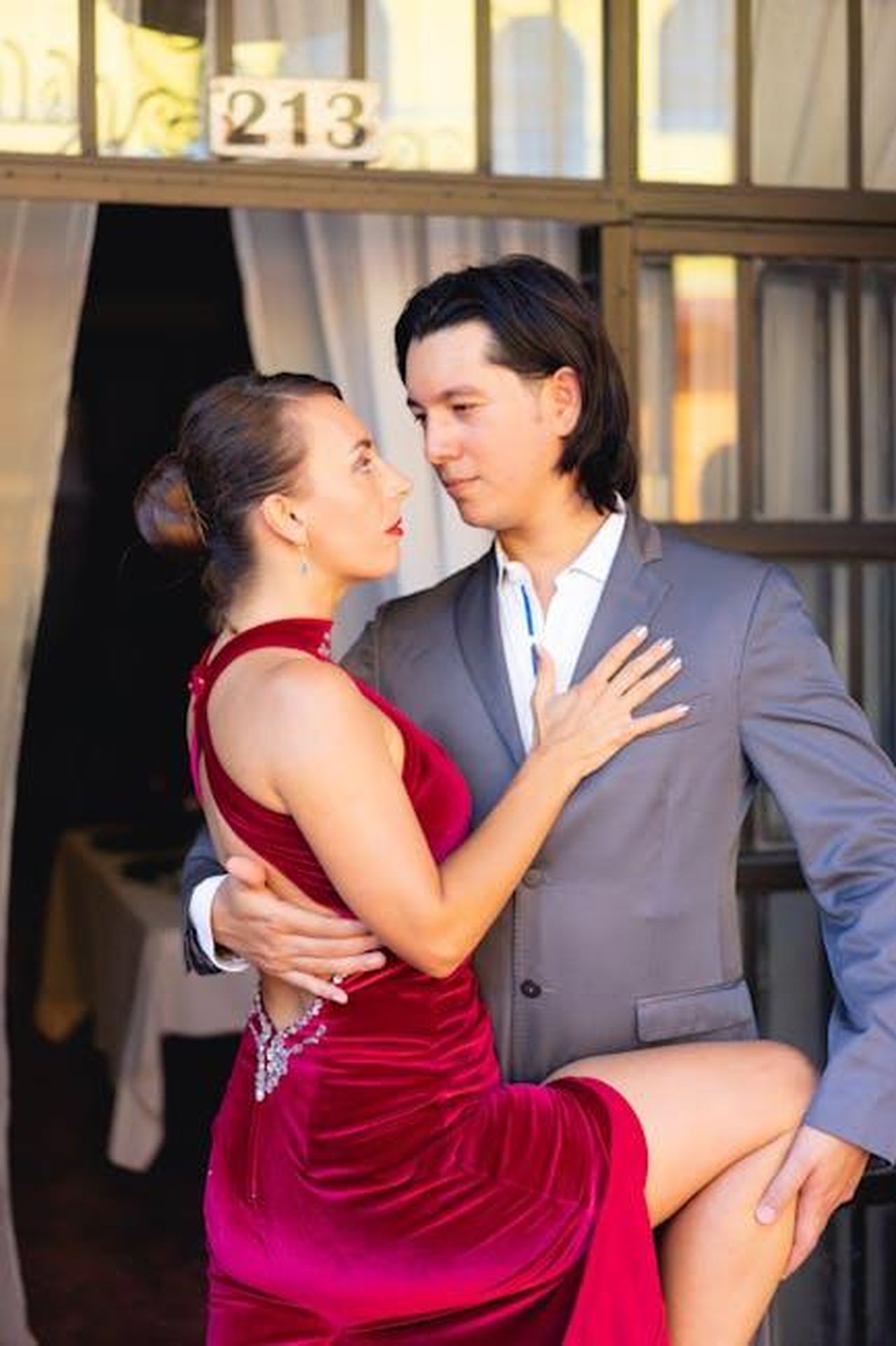 Prestazioni_della_Polestar_2_LA90oIt7G3 - Veicoli24 Source: Los Muertos Crew - pexels - A couple elegantly dancing tango outdoors with passionate expressions, dressed in formal attire.
