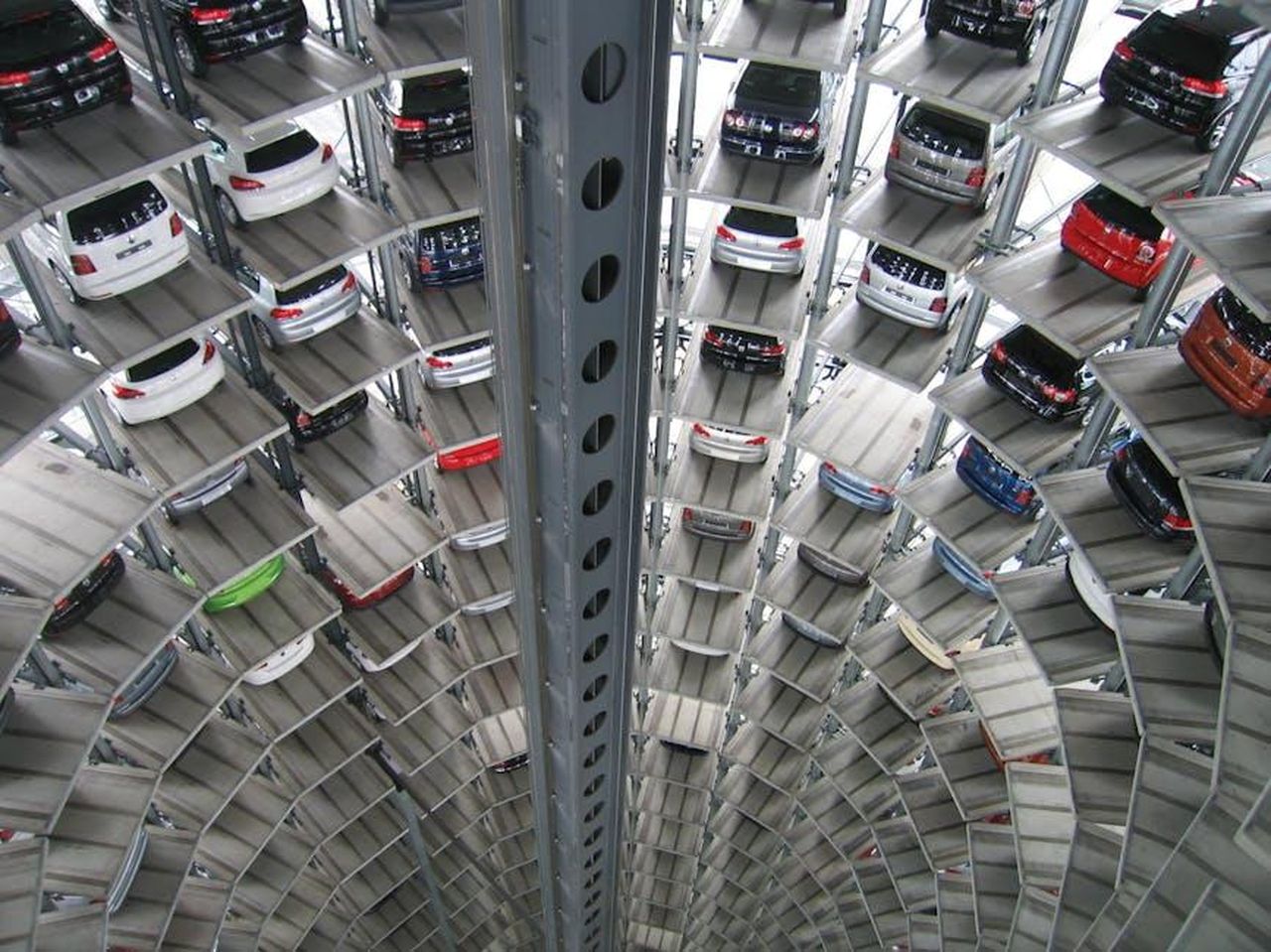 Prestazioni_e_capacit_di_traino_dei_modelli_Harvester_uSFfLa9bfm - Veicoli24 Source: Pixabay - pexels - A vertical view of a spiral multi-storey car park filled with vehicles.