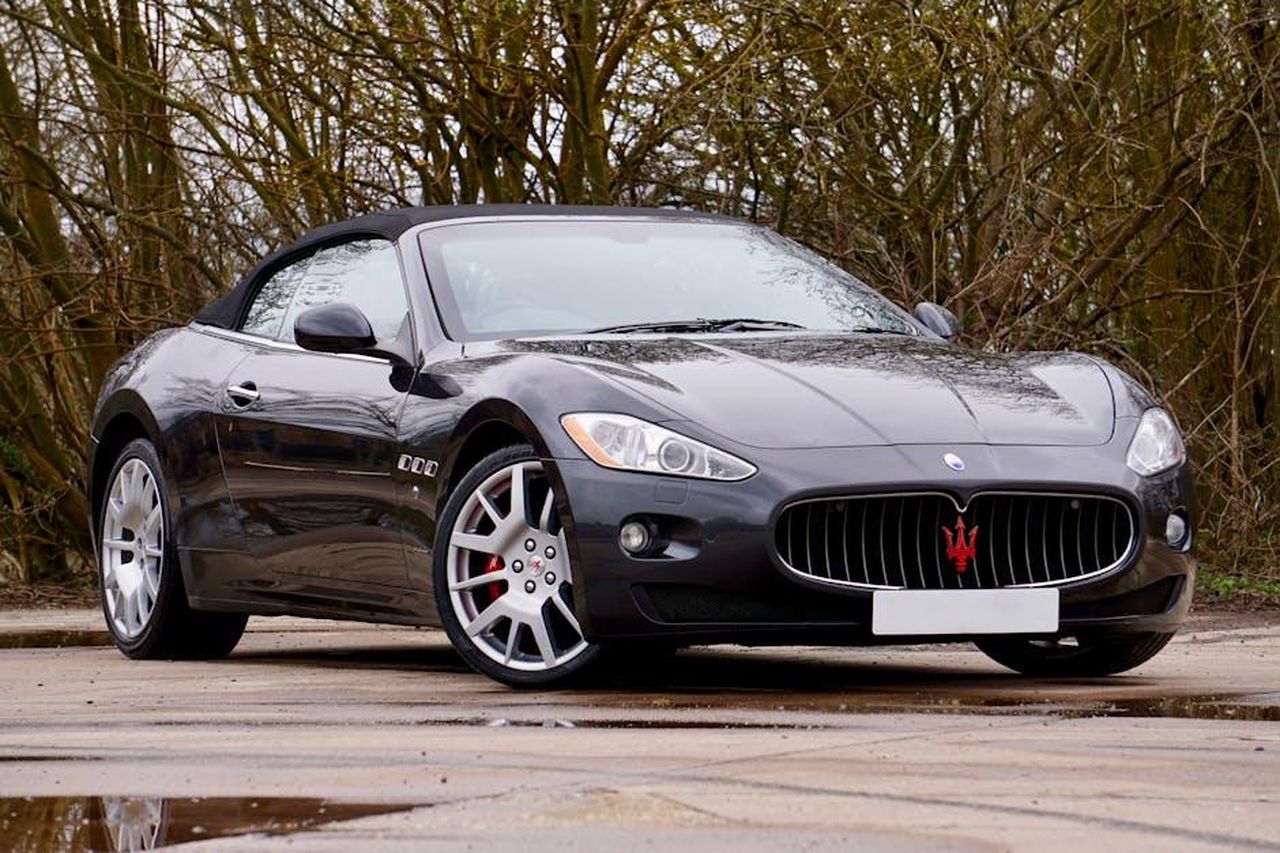 Prestazioni_e_caratteristiche_del_GranCabrio_490_mOlwT3FdVB - Veicoli24 Source: Mike Bird - pexels - Sleek Maserati convertible parked outdoors, reflecting elegance and power.