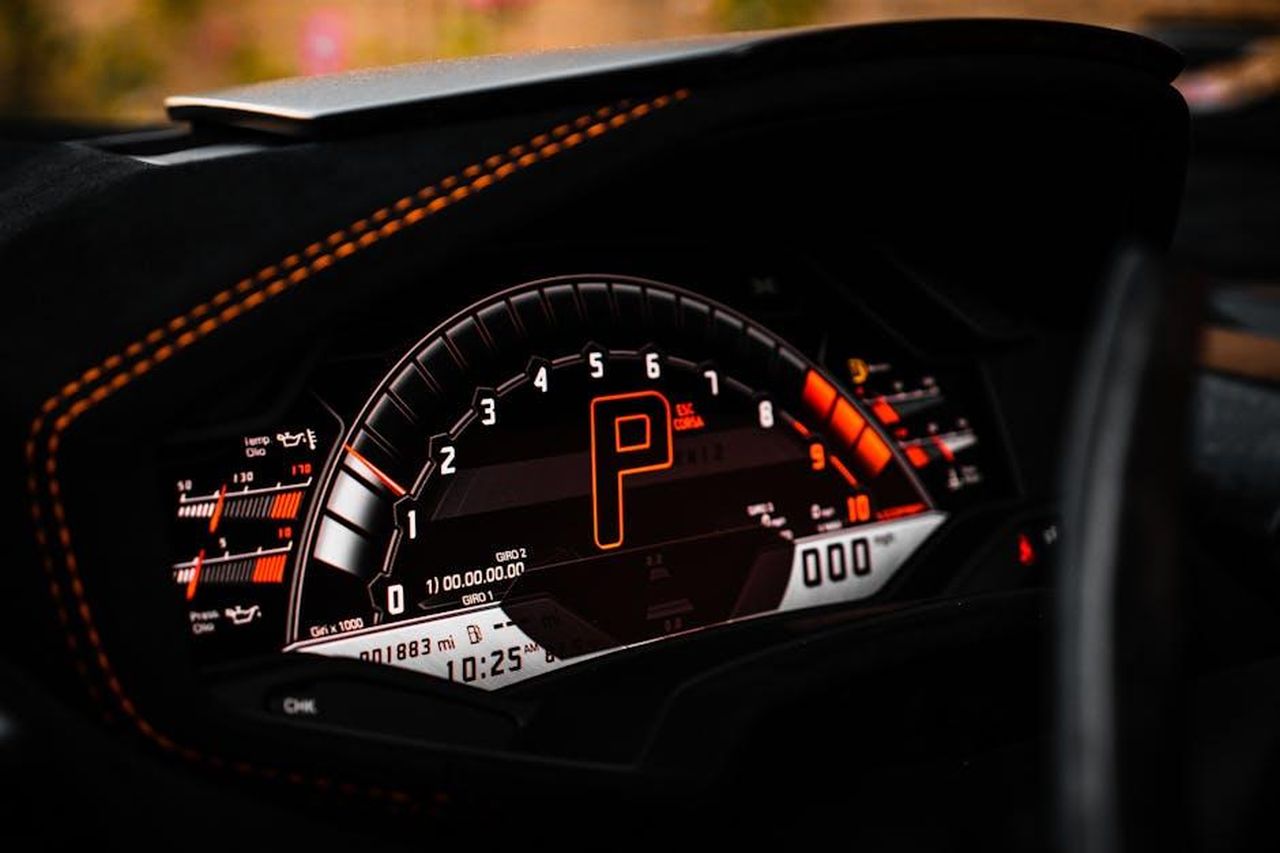Prestazioni_e_potenza_del_GV60_Magma_KqlqaUoFuV - Veicoli24 Source: jae p - pexels - Close-up of a luxury car dashboard with digital speedometer and odometer.