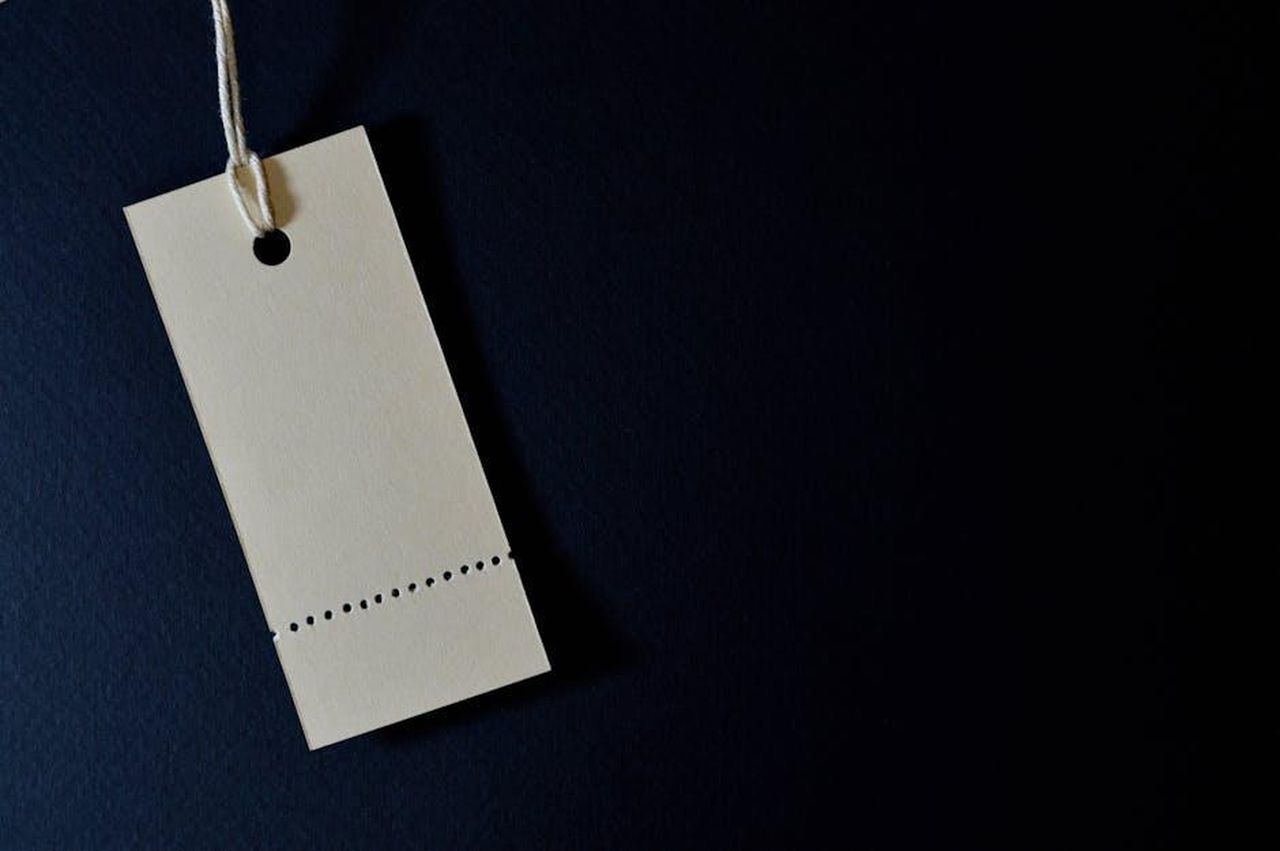 Prezzi_e_configurazioni_dei_modelli_Rivian_sJEmsetA6t - Veicoli24 Source: Miguel Á. Padriñán - pexels - Elegant minimalist card with a string, ideal for labeling or pricing against a black background.