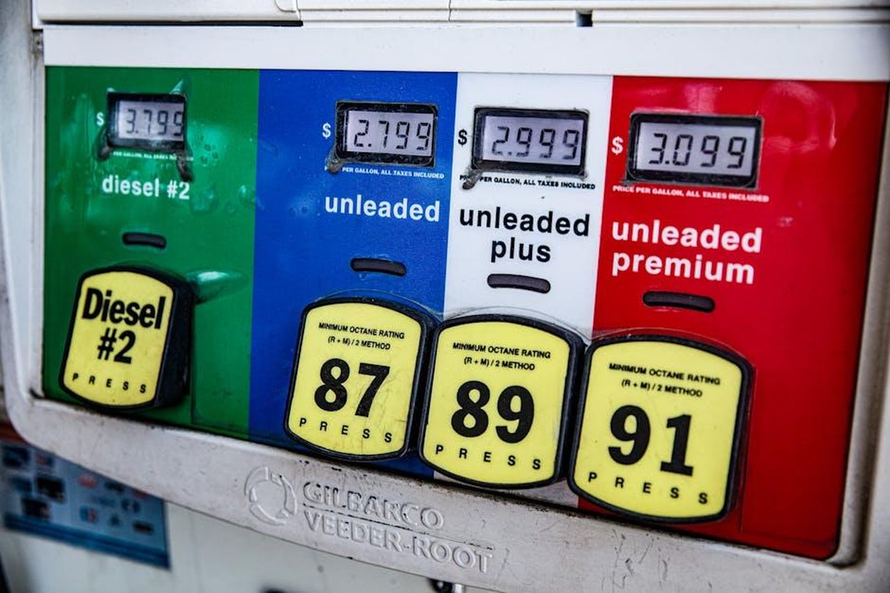 Prezzi_e_disponibilit_del_MercedesBenz_EQB_2025_5gJJIWg958 - Veicoli24 Source: Ekaterina Belinskaya - pexels - Close-up of a vintage gas pump station showing fuel prices and octane ratings in Los Angeles.