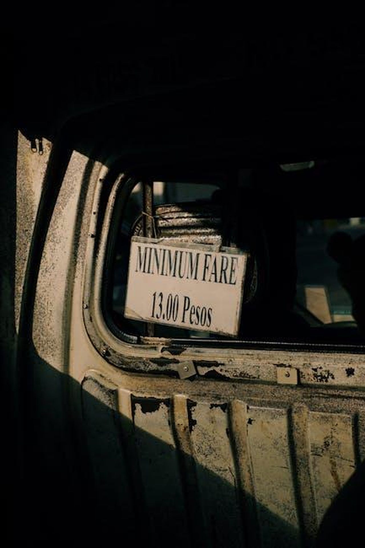 Prezzi_e_disponibilit_del_Polestar_3_9WQDxGE4ef - Veicoli24 Source: Alexis Ricardo Alaurin - pexels - Close-up of a car window displaying a minimum fare sign of 13.00 Pesos.