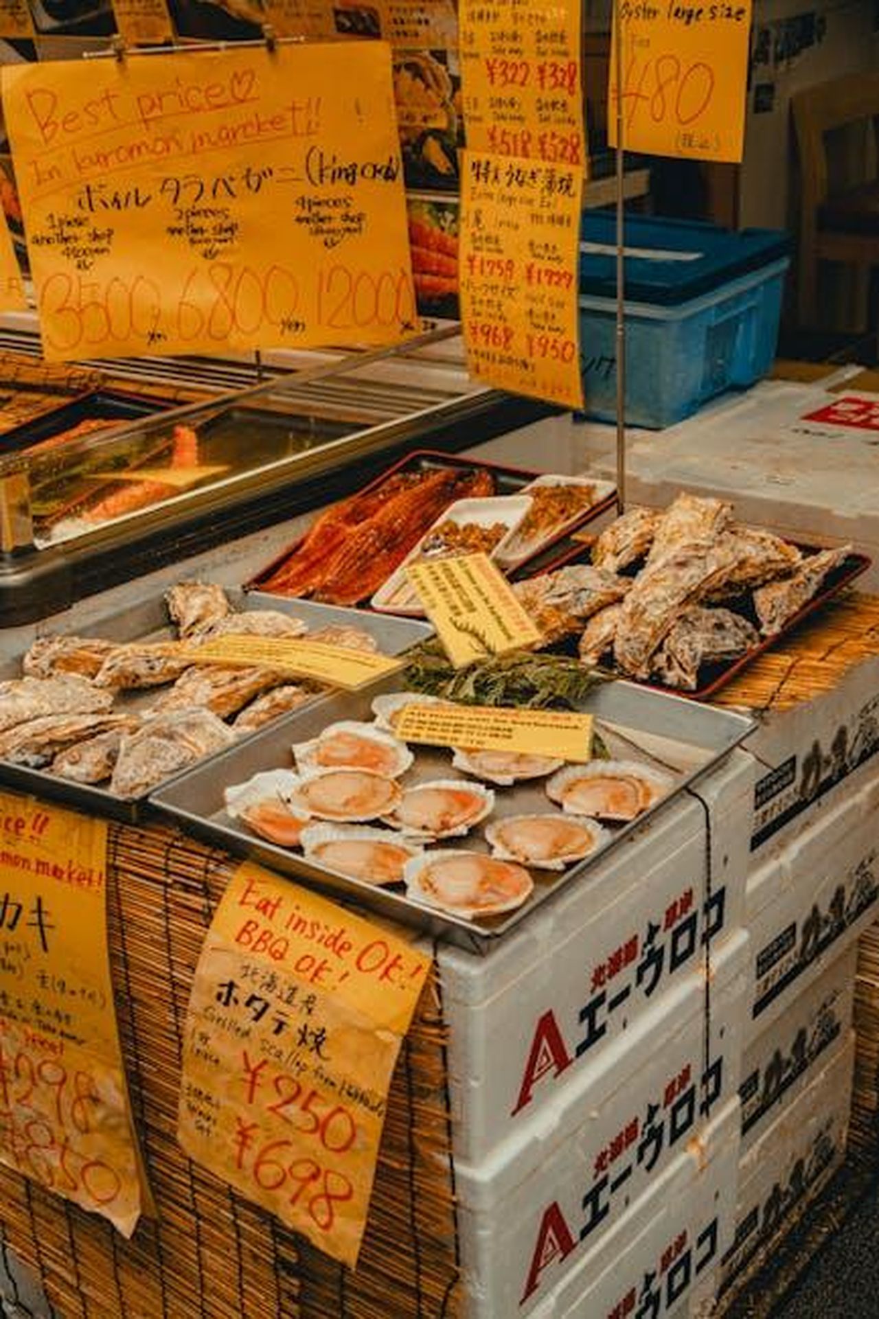 Prezzo_della_Ram_1500_Tvd44wJcj2 - Veicoli24 Source: L JY - pexels - Colorful display of seafood and pricing signs at a bustling market stall.