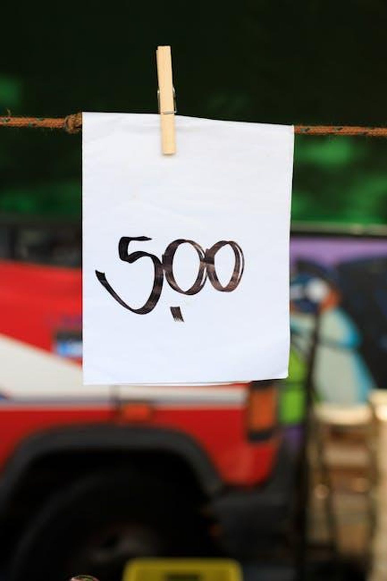 Prezzo_e_personalizzazione_della_912c_60th_Edition_jeDLcdAfm1 - Veicoli24 Source: Matheus Bertelli - pexels - White paper with '500' hangs on a line, outdoors, beside a red vehicle.