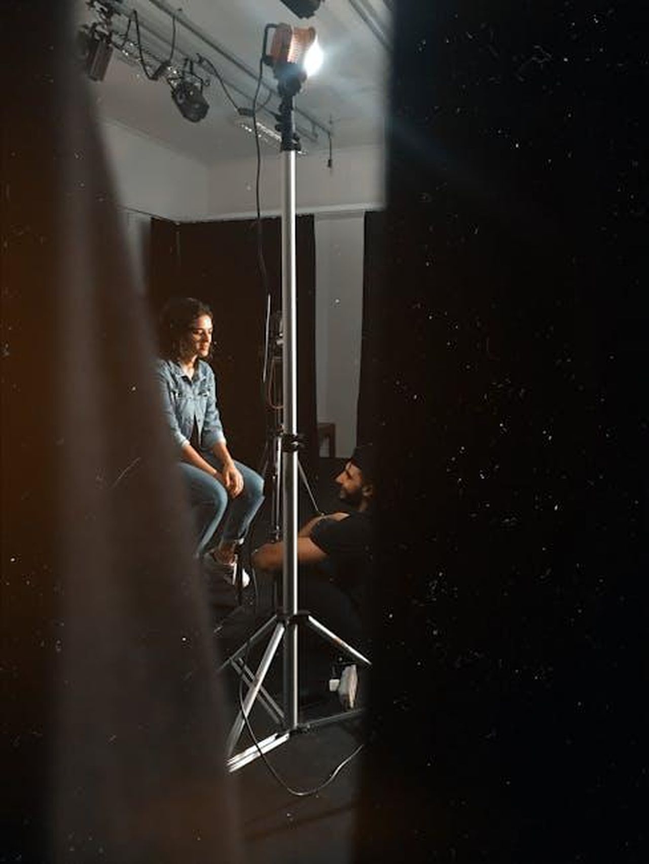 Primo_modello_di_produzione_BMW_a_idrogeno_nel_2028_152UjmrouO - Veicoli24 Source: Jhonata Senna - pexels - Intimate backstage moment in a studio with spotlight and tripod focus.