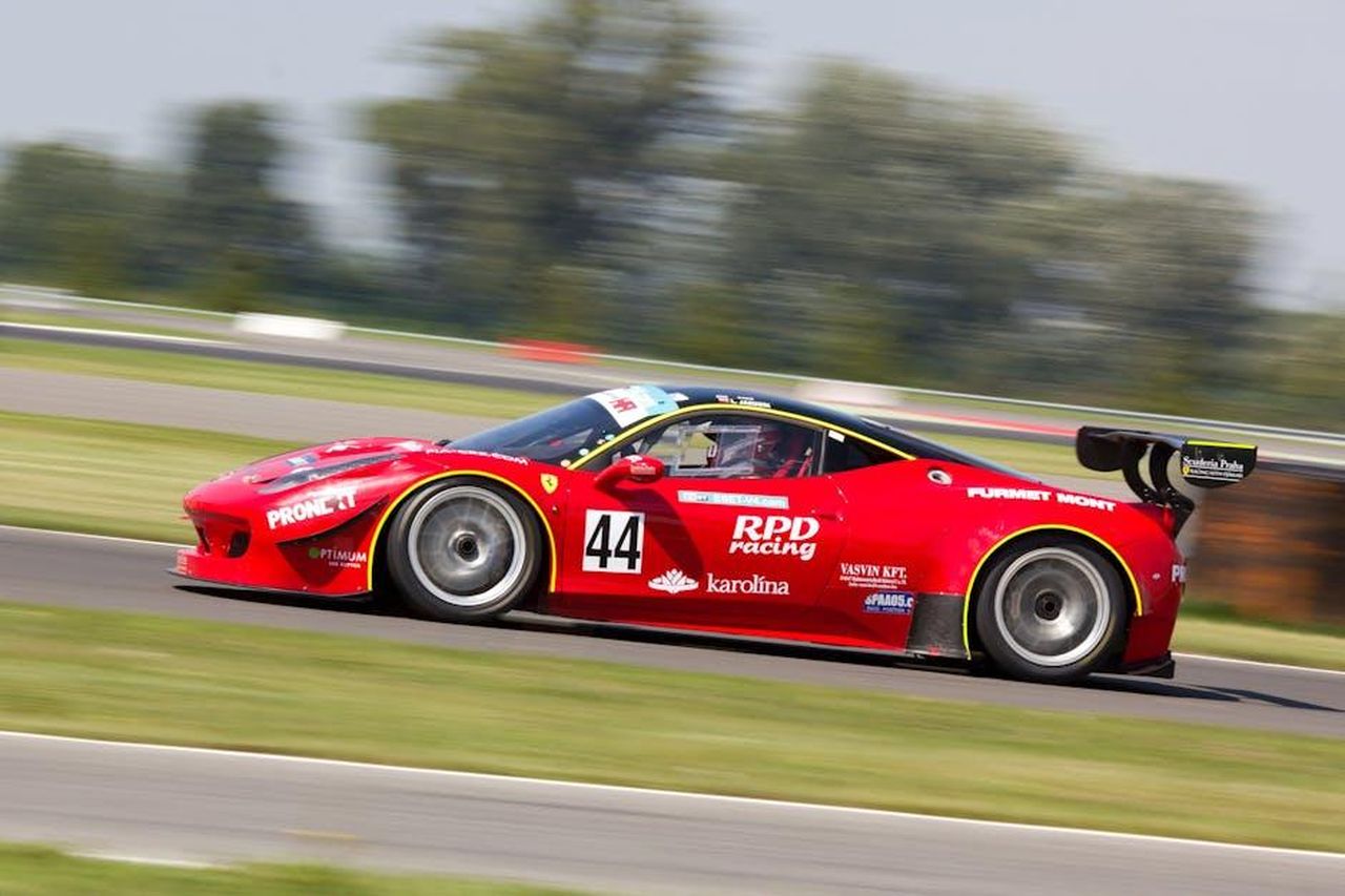 Priorit_del_Presidente_FIA_per_il_2025_nI8V1MOVZV - Veicoli24 Source: Daniel - pexels - High-speed red race car in motion on track, captured in vibrant daylight.