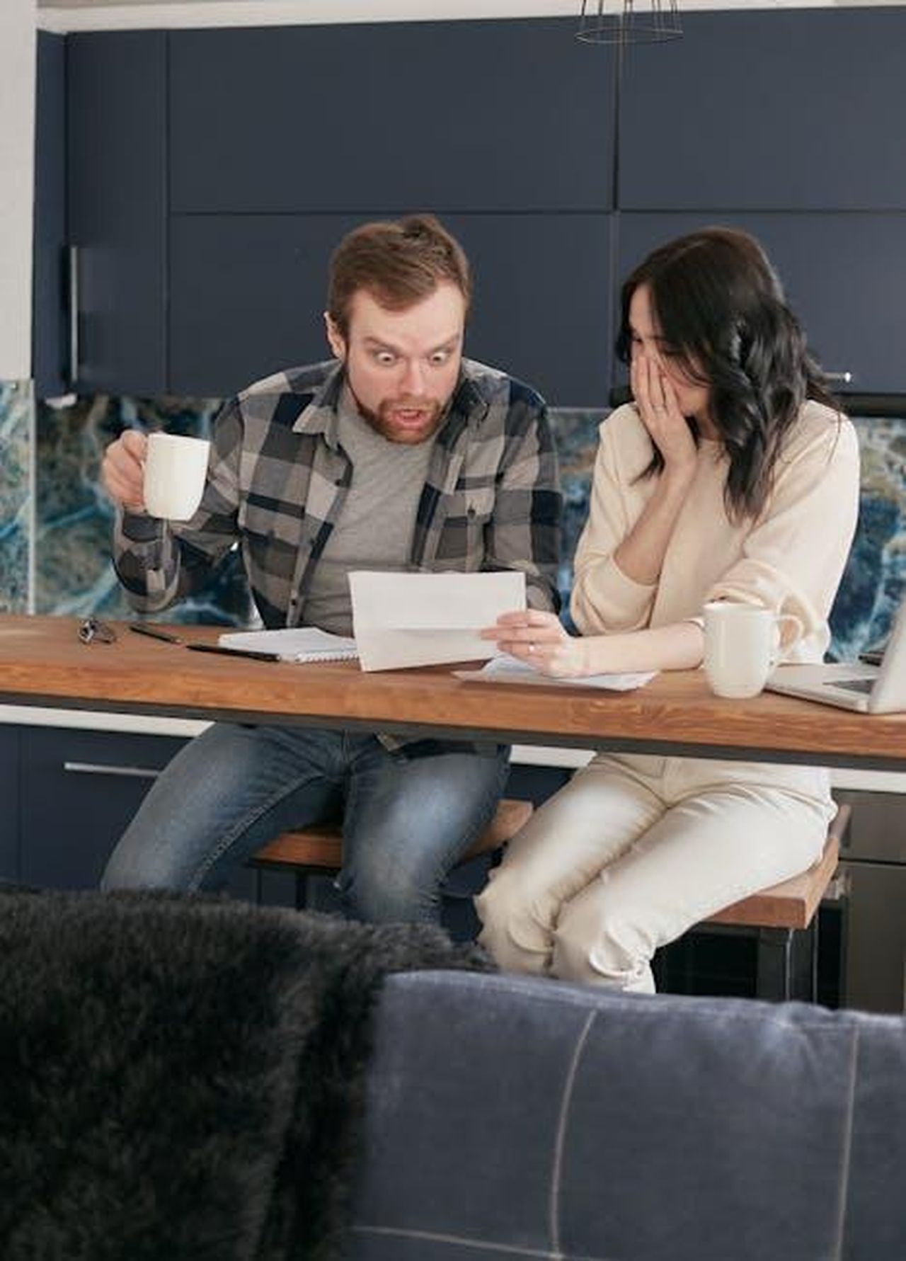 Problemi_iniziali_con_il_2025_Volvo_EX90_RldUH1PmsN - Veicoli24 Source: Mikhail Nilov - pexels - A worried couple reviewing financial documents at their kitchen table.
