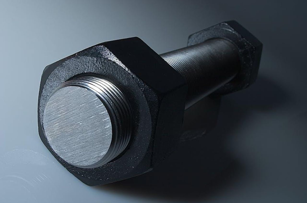 Produzione_dellEnergy_Master_presso_lo_stabilimento_BMW_di_Landshut_B7iLFAZ9jQ - Veicoli24 Source: Pixabay - pexels - Detailed view of a large metal bolt showcasing texture and design in steel.