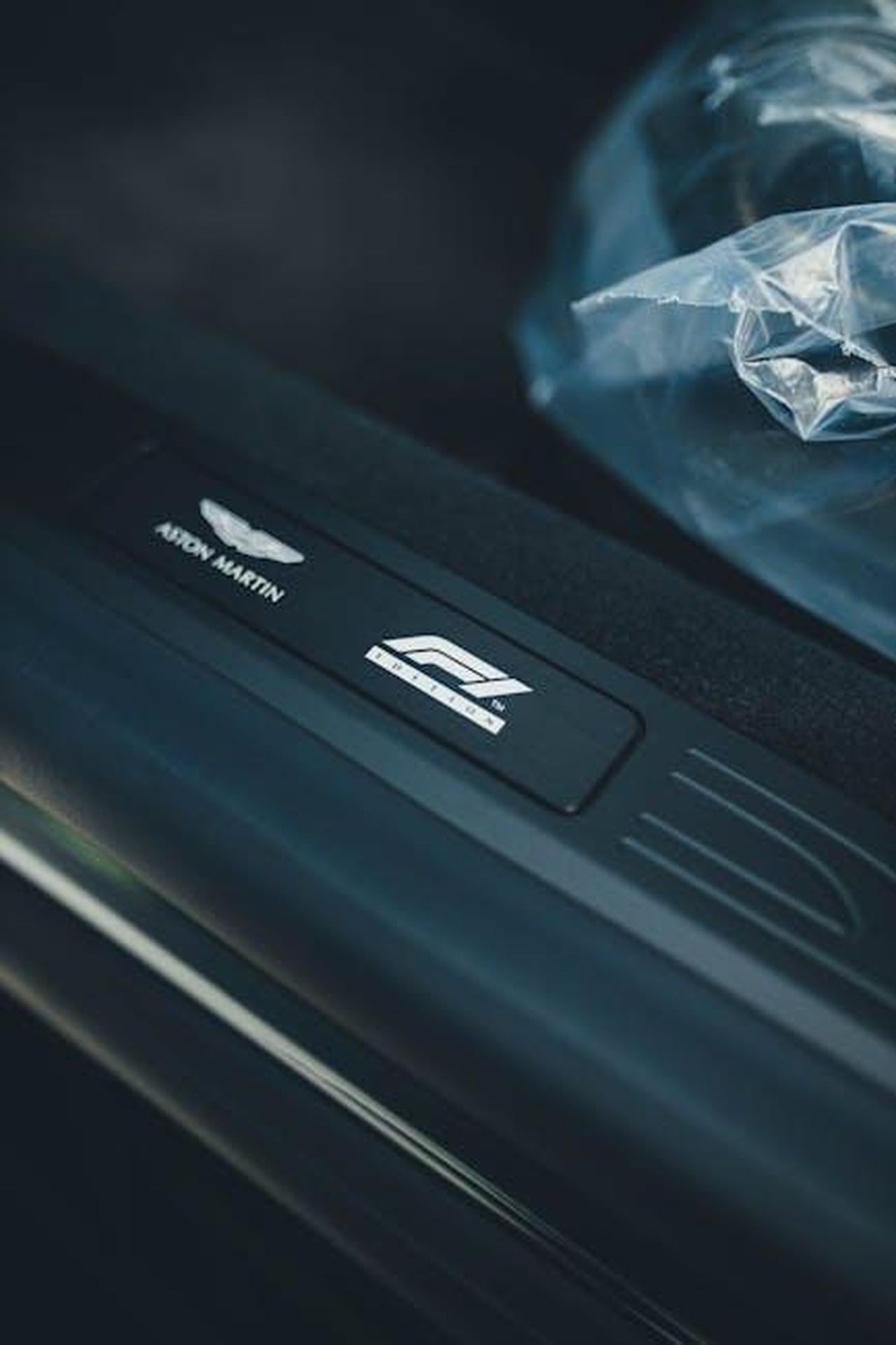 Produzione_limitata_e_prestazioni_elevate_KlumOjbBgV - Veicoli24 Source: Mohit Hambiria - pexels - Close-up shot of a luxury car logo interior branding in New Delhi, India.