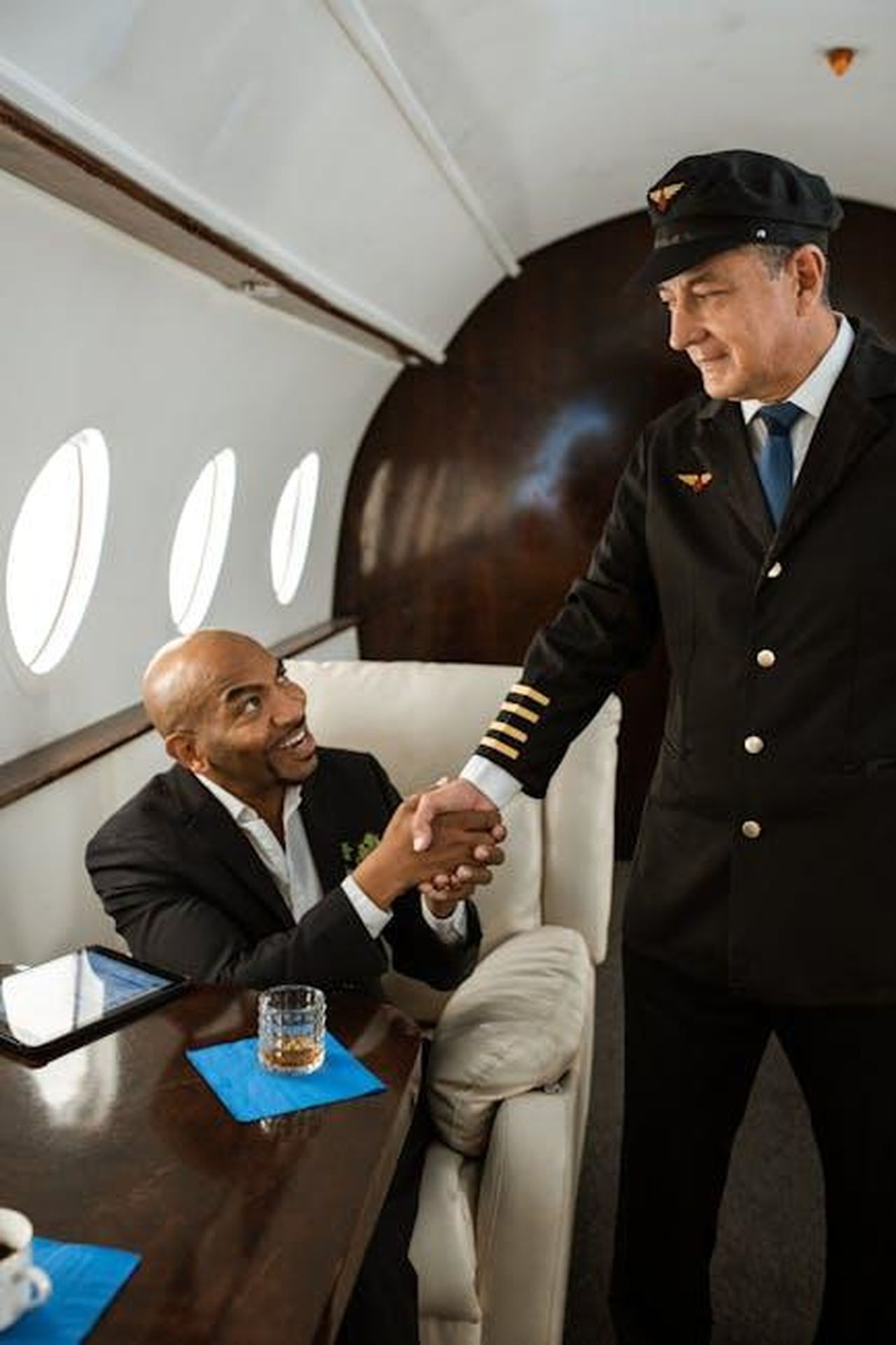 Proposte_di_riforma_per_il_mandato_ZEV_7OBWlGrxO8 - Veicoli24 Source: RDNE Stock project - pexels - A friendly handshake between a businessman and a pilot inside a private jet.