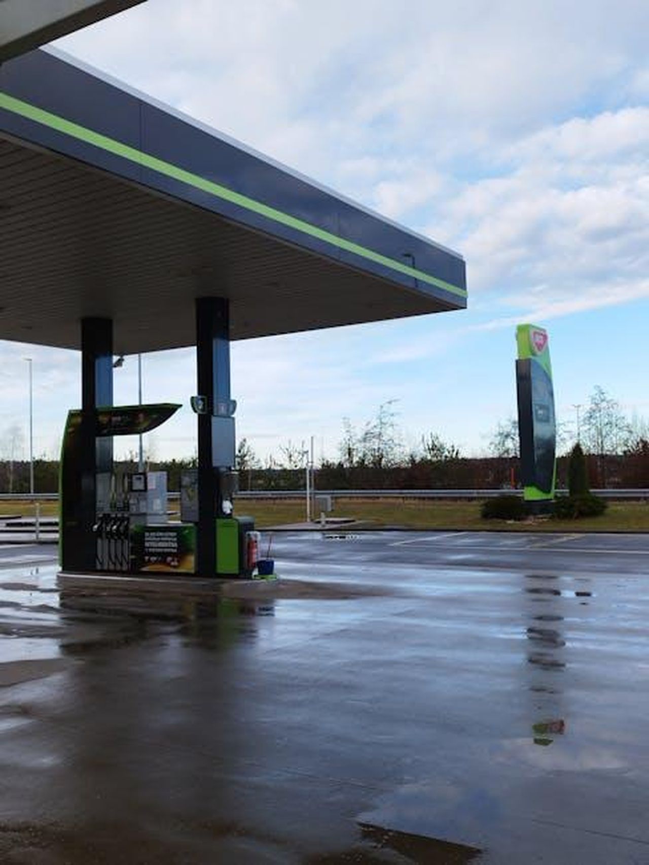 Prospettive_economiche_e_impatto_sul_mercato_automobilistico_IOOpz6oeaL - Veicoli24 Source: Riccardo Fraccarollo - pexels - A wet and empty gas station in Budapest with clear skies after rain.