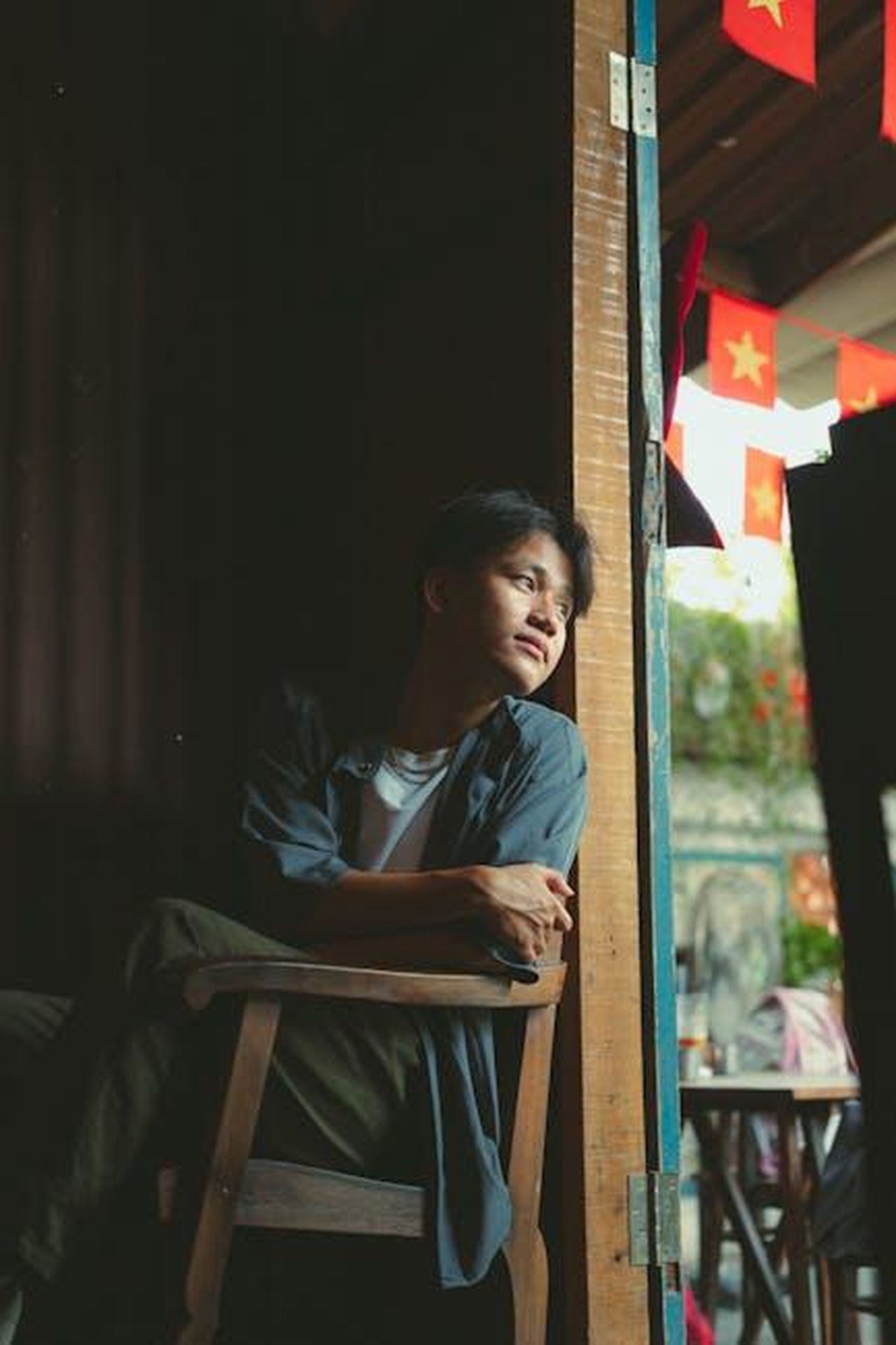 Prospettive_future_Kia_EV_Day_2025_sSrszk3CjM - Veicoli24 Source: Khanh Nguyen - pexels - A person sitting by the doorway in Ho Chi Minh City, Vietnam, gazing outside.