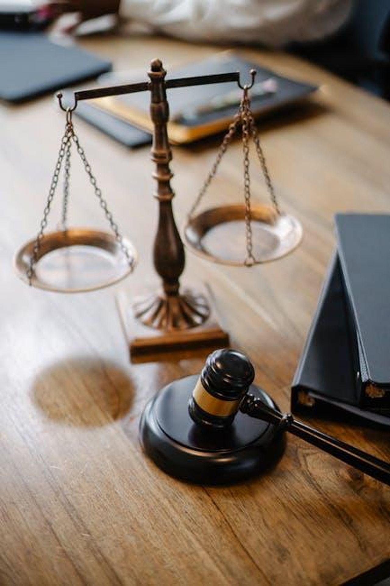 Prospettive_future_e_decisioni_legali_d0ae9jcC54 - Veicoli24 Source: Sora Shimazaki - pexels - A striking image featuring a brass justice scale and gavel on a wooden desk, symbolizing law and justice.