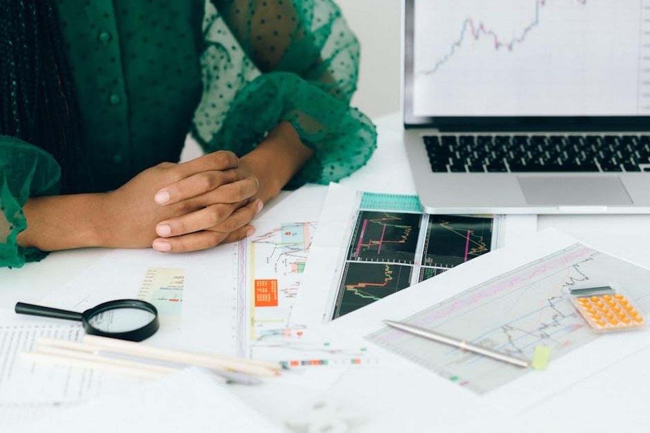 Prospettive_future_per_Turo_e_il_mercato_IPO_TgQn5R8cX3 - Veicoli24 Source: Nataliya Vaitkevich - pexels - A person analyzes financial charts and graphs at a desk, indicating business trading activity.