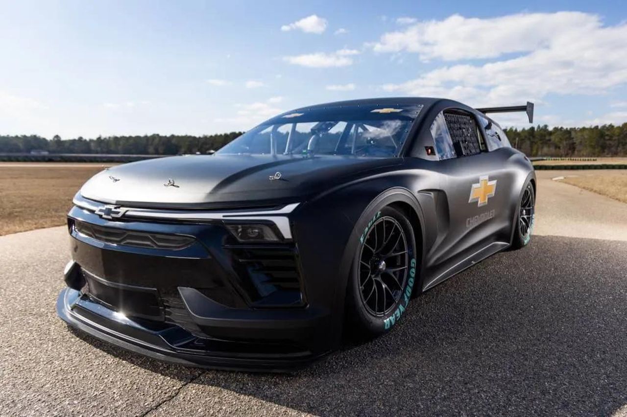 Prototipi_elettrici_di_NASCAR_R1gx40jhKC - Veicoli24 Prototipi elettrici di NASCAR - Prototipo NASCAR Blazer EV.R