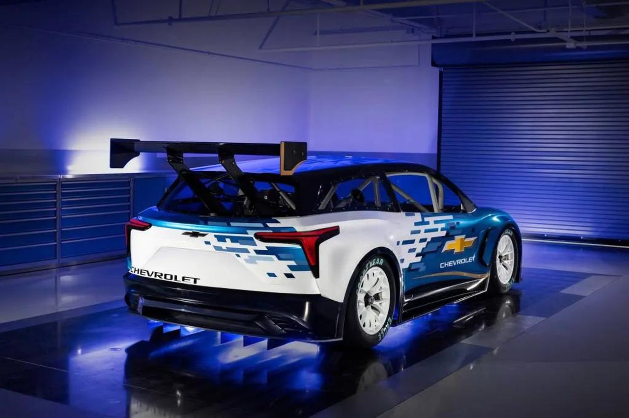 Prototipo_NASCAR_elettrico_il_Blazer_EVR_FLZ8PmMydN - Veicoli24 Prototipo NASCAR elettrico: il Blazer EV.R Prototipo NASCAR elettrico: il Blazer EV.R Source: Harrison Haines - pexels - A Mercedes Benz captured with light streaks using long exposure technique at night.