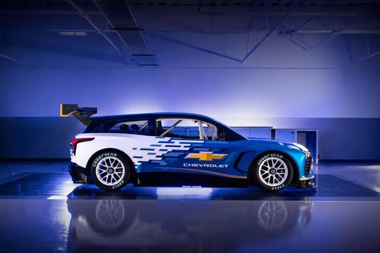 Prototipo_NASCAR_elettrico_il_Blazer_EVR_Fg3sI01zU3 - Veicoli24 Prototipo NASCAR elettrico: il Blazer EV.R Source: Harrison Haines - pexels - A Mercedes Benz captured with light streaks using long exposure technique at night.