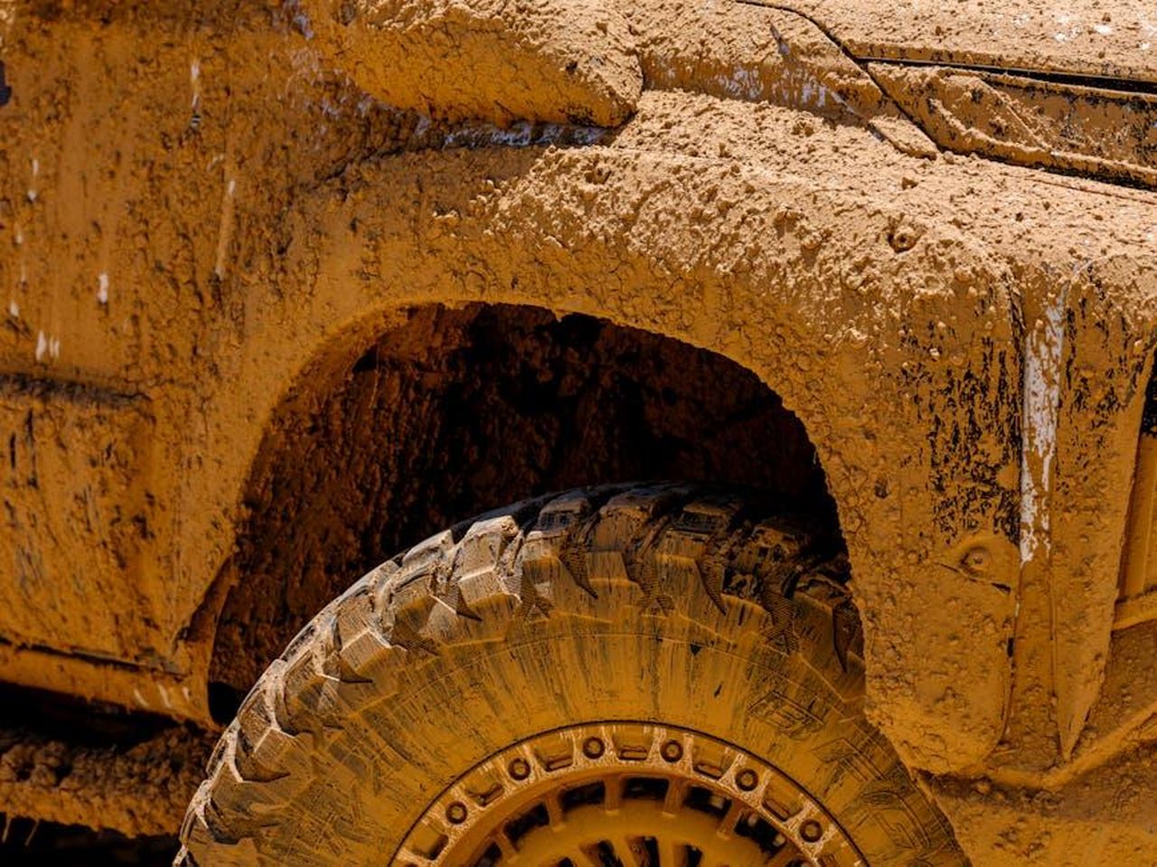 Prototipo_Vision_Driving_Experience_roNAiZOAWQ - Veicoli24 Source: Engin Akyurt - pexels - detail of a muddy car
