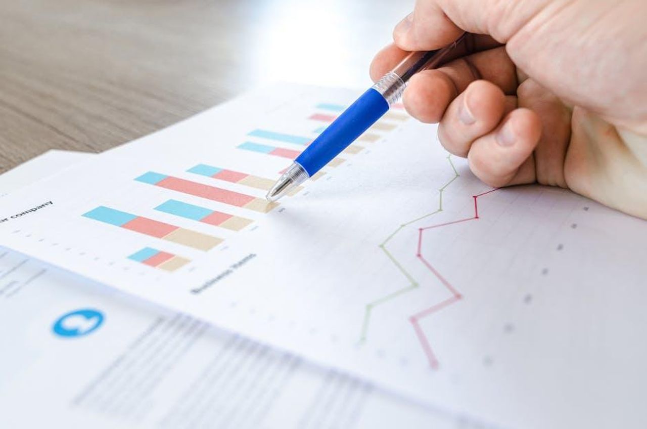 Puoi_produrre_dati_dettagliati_sulle_vulnerabilit_dei_tuoi_clienti_pMEVO3wvQI - Veicoli24 Source: Lukas - pexels - A close-up of a hand with a pen analyzing data on colorful bar and line charts on paper.