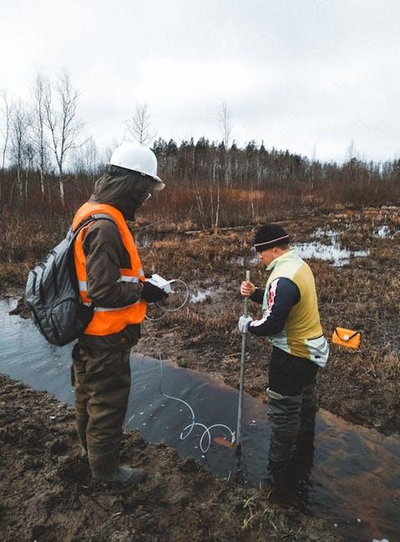 Raccolta_di_dati_per_sostenere_la_causa_2S66Opw0Nb - Veicoli24 Source: Alexey K. - pexels - Researchers conduct hydrology tests in a Leningrad Oblast swamp, analyzing water quality.