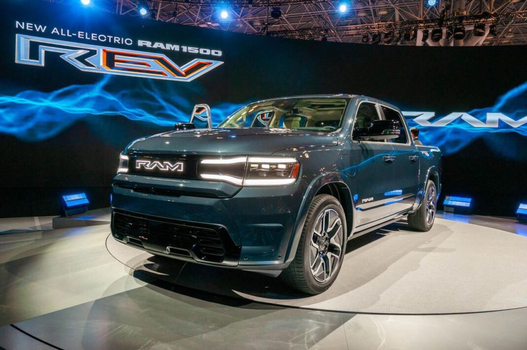 Situazione del mercato dei camion elettrici Ram: ritardi per il camion elettrico e arrivo del Ramcharger 2025