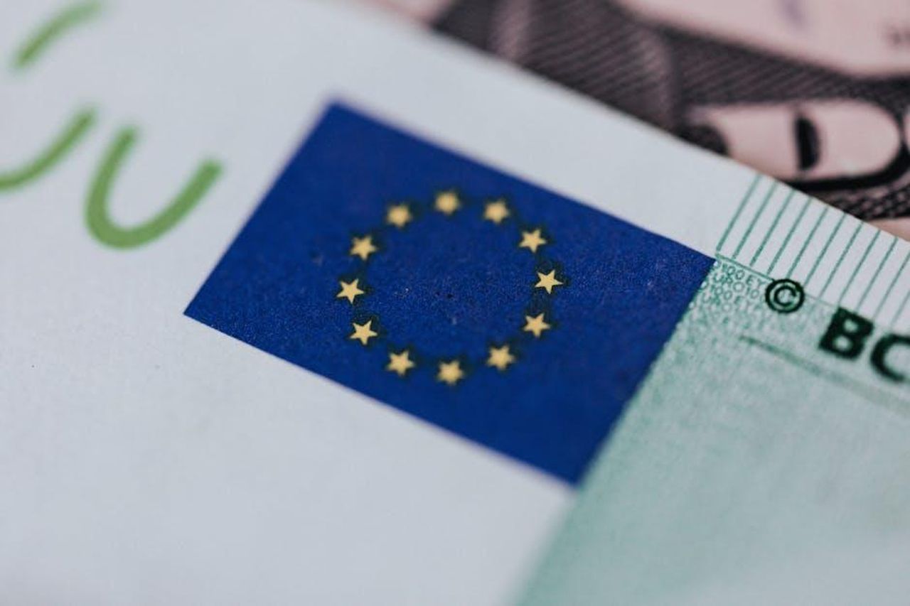 Reazioni_dellUE_alle_tariffe_proposte_3BBweQZduA - Veicoli24 Source: Photo By: Kaboompics.com - pexels - From above of crop banknote of European Union placed on table with dollars