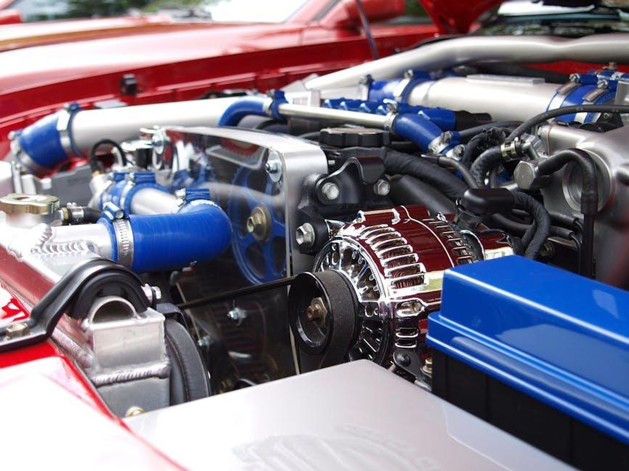 Reazioni_dellindustria_automobilistica_sOqmUSvCSt - Veicoli24 Source: Pixabay - pexels - Detailed view of a clean modern car engine with vibrant colored components and sleek design.