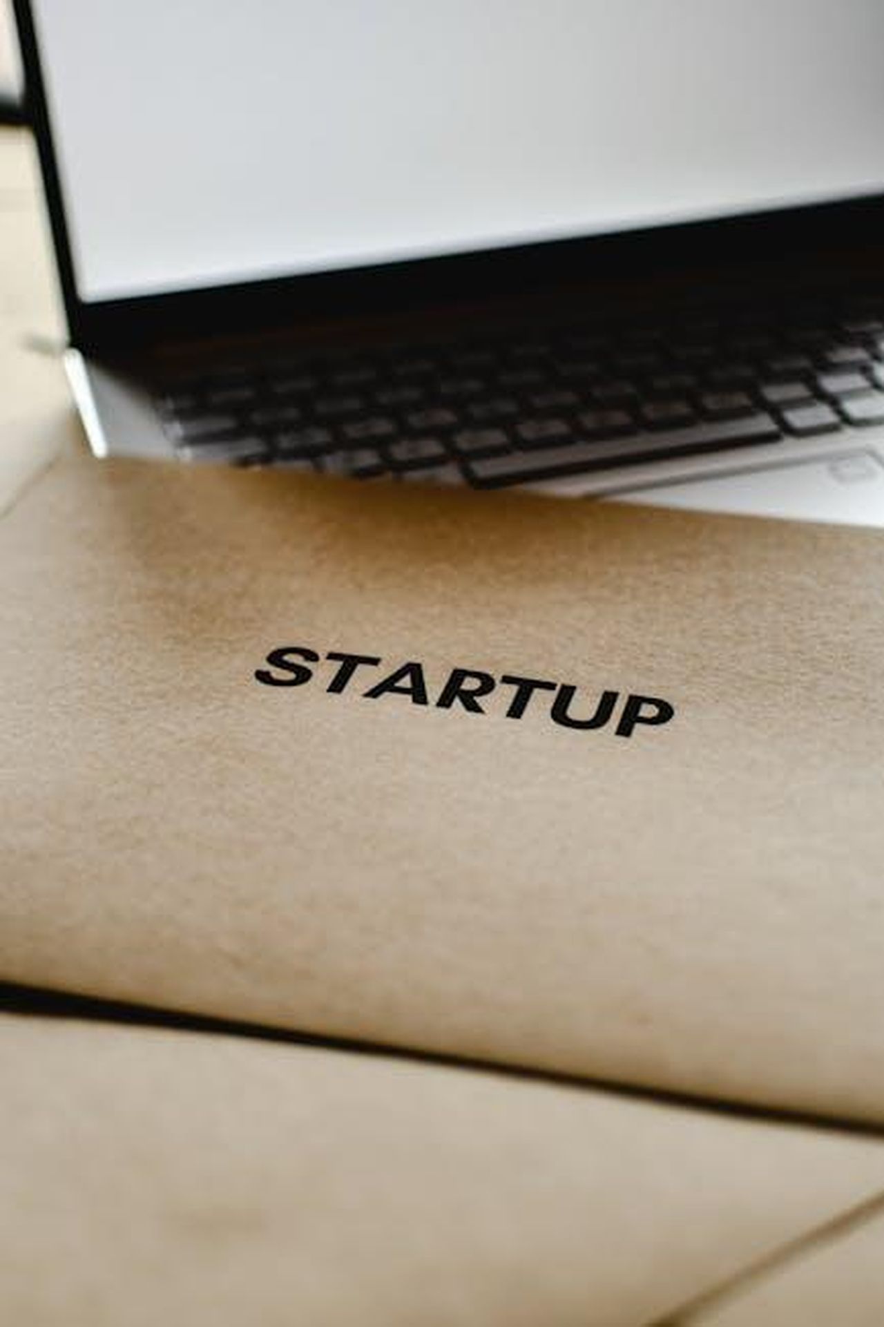 Record_impressionante_30_startup_ora_fornitori_stabiliti_8wOJB4H7Kf - Veicoli24 Source: Eva Bronzini - pexels - Close-up of a startup folder and laptop, representing business and technology innovation.