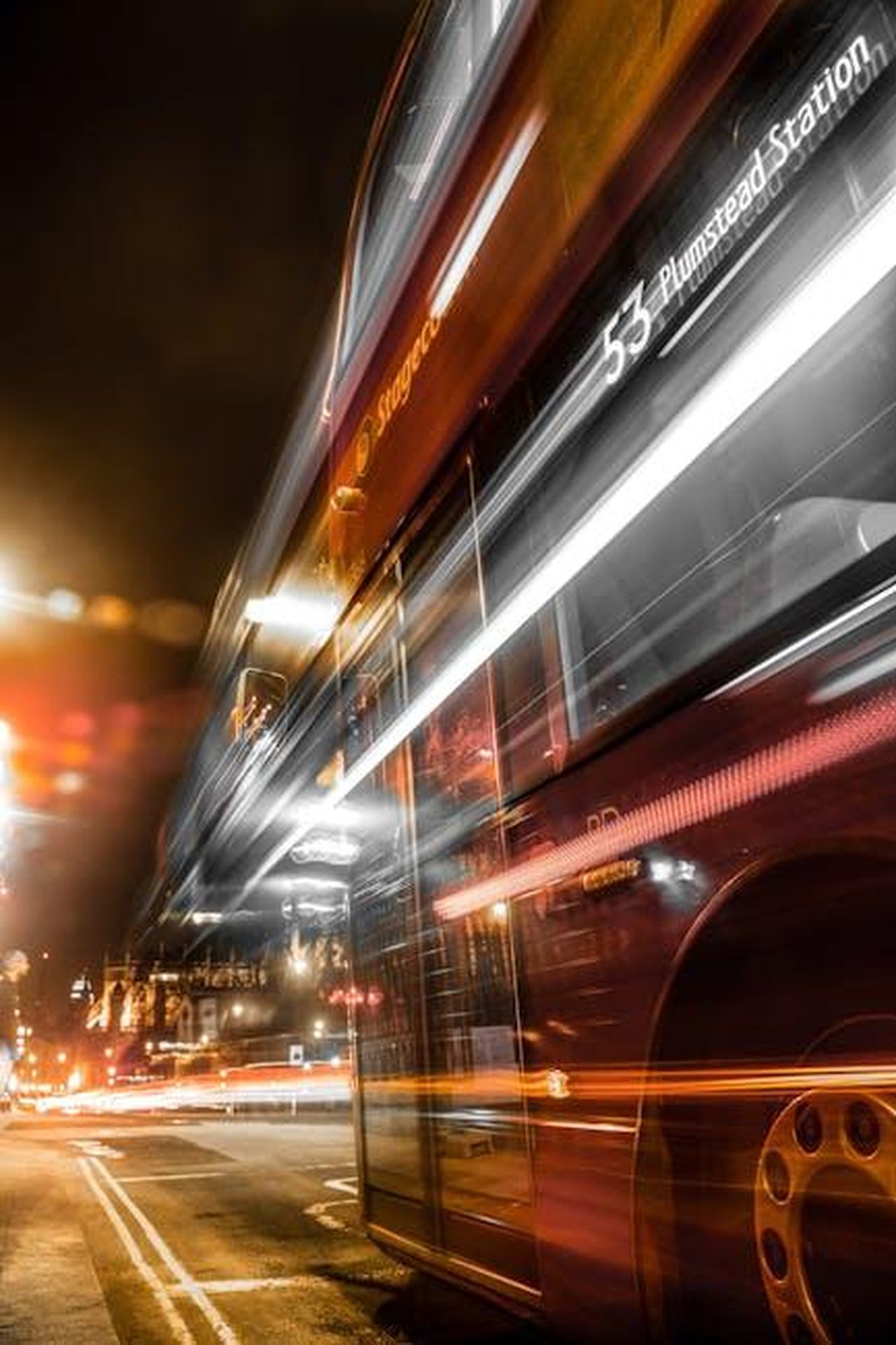 Registrazioni_in_Inghilterra_Galles_e_Irlanda_del_Nord_vFKQkkXLyU - Veicoli24 Source: David Geib - pexels - Dynamic long exposure capture of a London bus at night with vibrant light streaks.