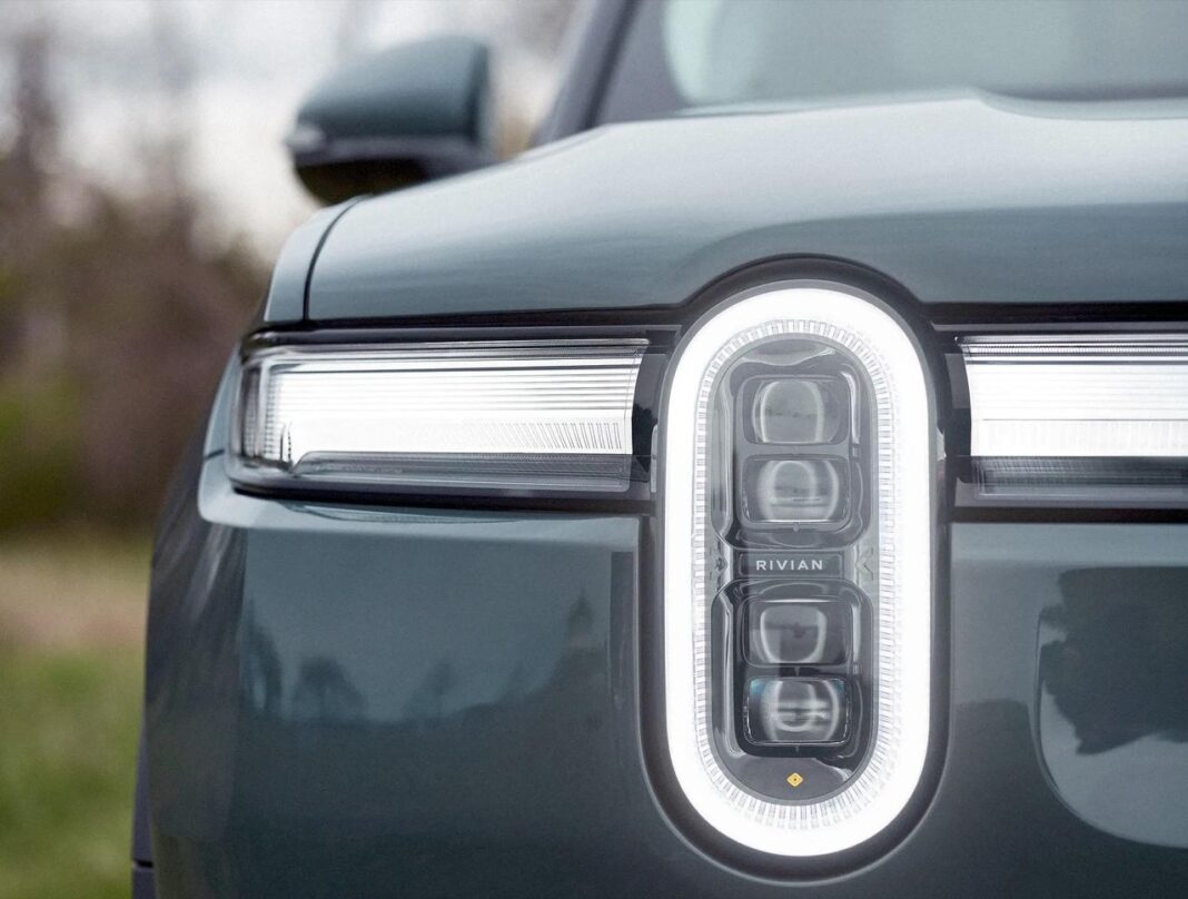 Rivian e la gestione del richiamo Richiamo Rivian 2025: problemi con i fari dei veicoli elettrici