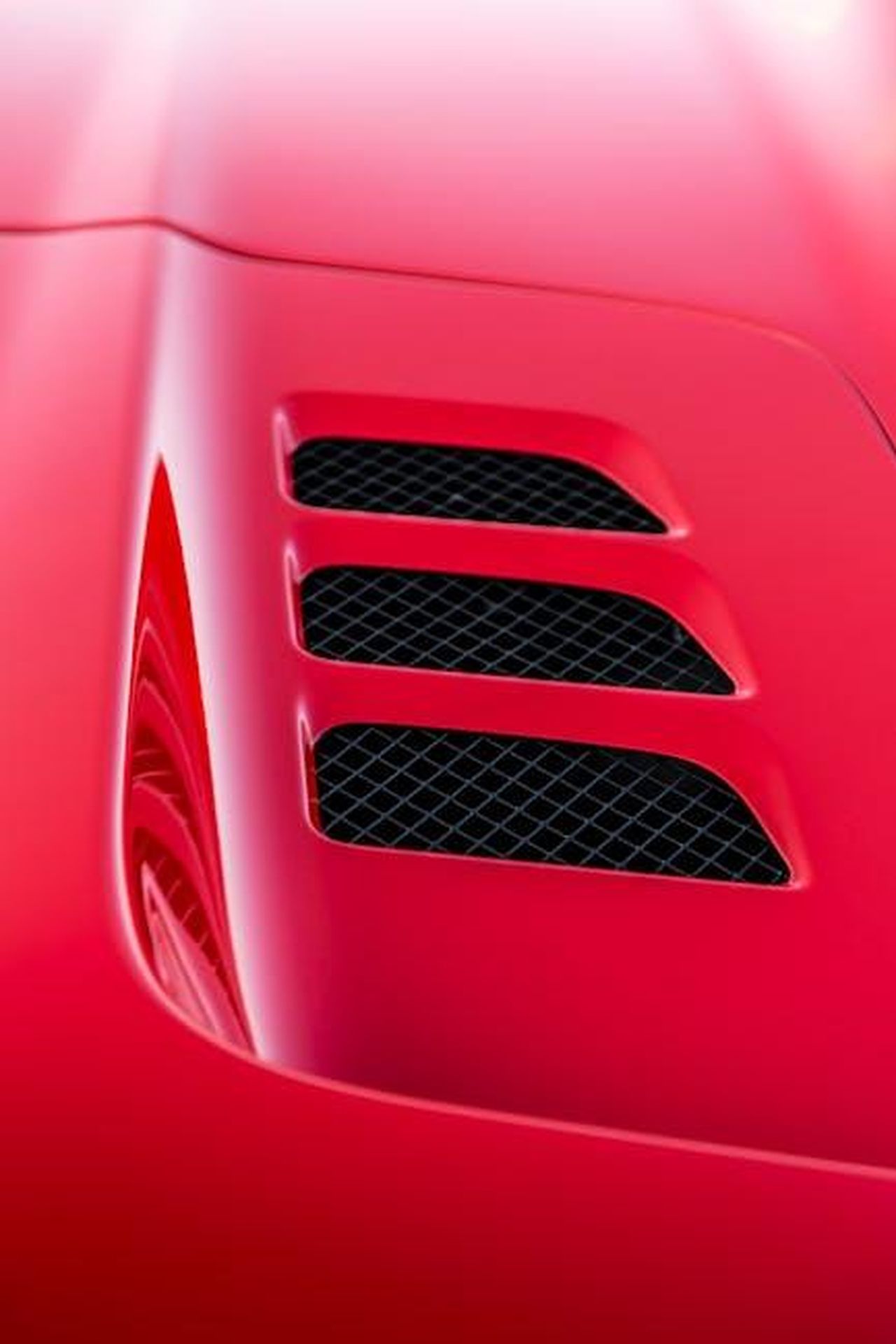 Richiamo_precedente_per_la_Porsche_911_del_2023_KLl0XnR4hc - Veicoli24 Source: Quentin Martinez - pexels - Detailed shot of red supercar air vent with sleek design and color contrast