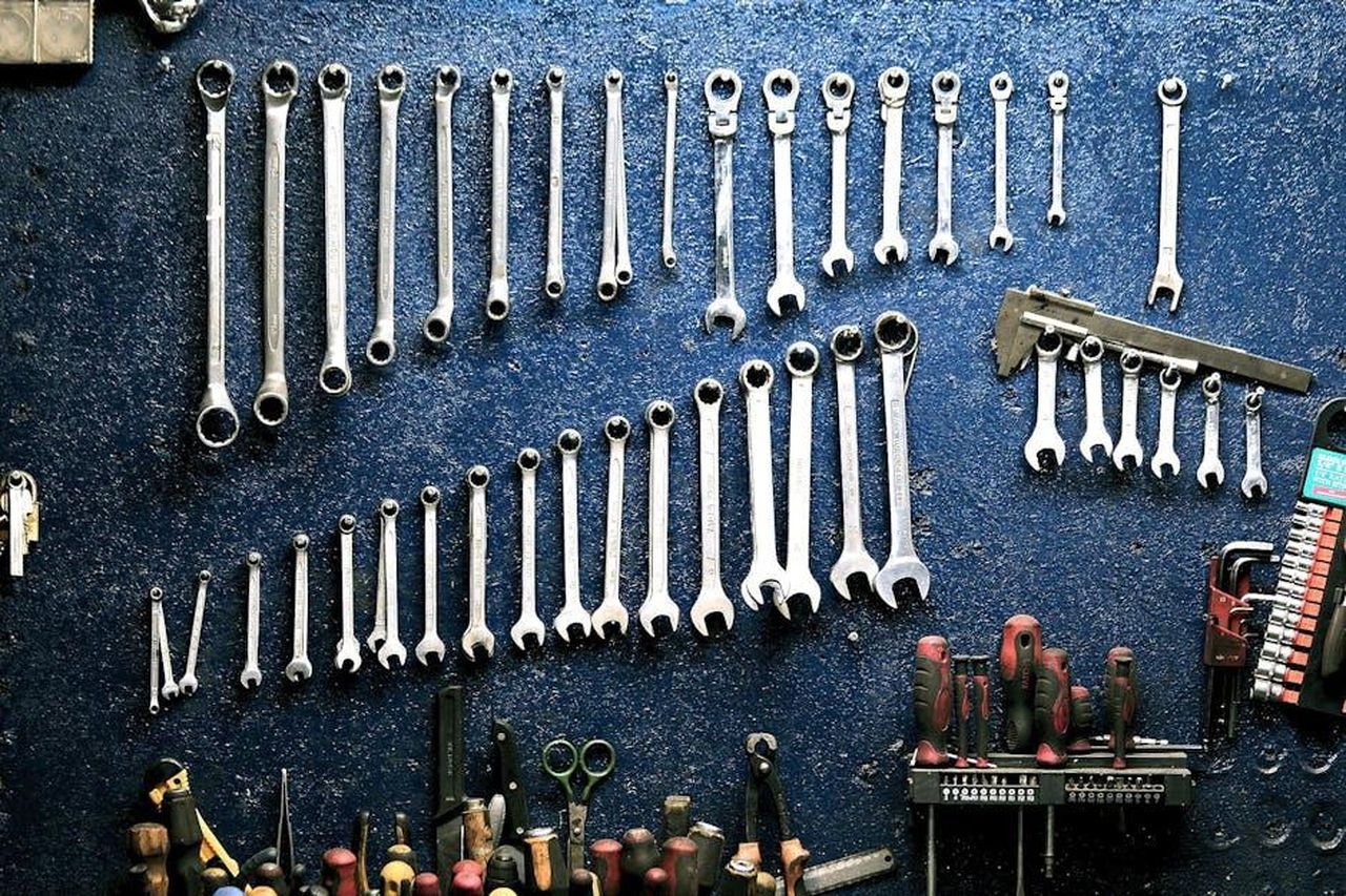 Rimedi_e_procedure_per_i_proprietari_MDL0PQwHaW - Veicoli24 Source: Pixabay - pexels - Neatly arranged wrenches and tools on a workshop wall, ideal for mechanics.