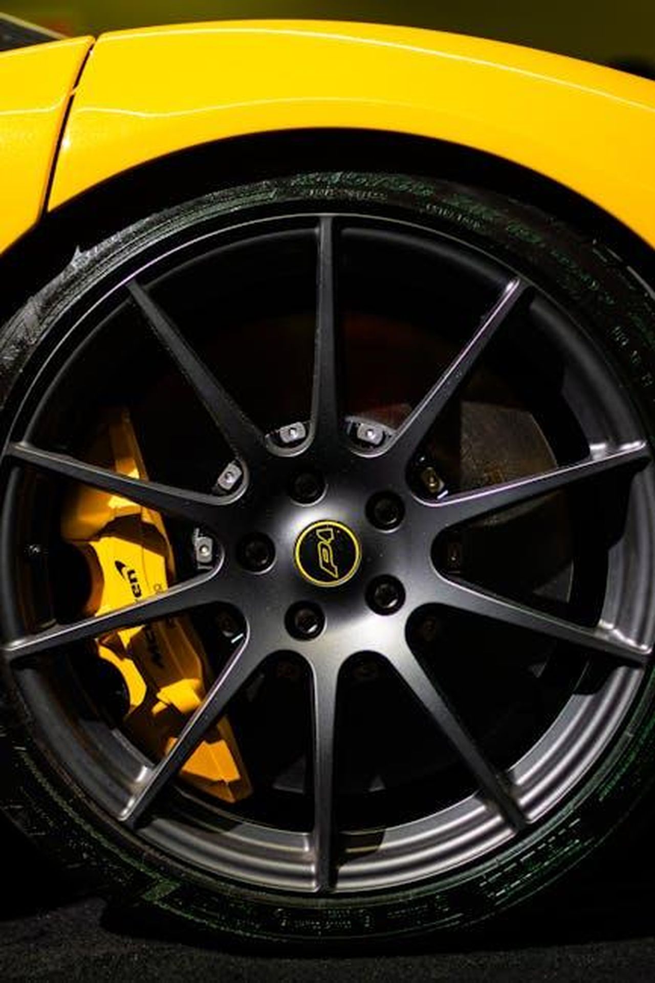 Risultati_dei_test_i_pneumatici_pi_performanti_umu8cihJgI - Veicoli24 Source: Anurag Jamwal - pexels - Close of McLaren P1's front tire from the side