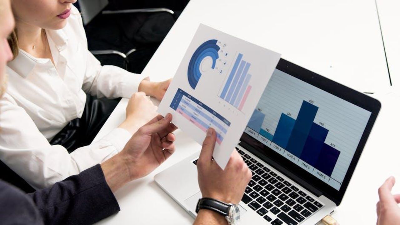 Risultati_finanziari_e_dichiarazioni_del_CEO_RH4Mn5dkBM - Veicoli24 Source: Artem Podrez - pexels - Business professionals discussing data charts and graphs in a modern office setting.