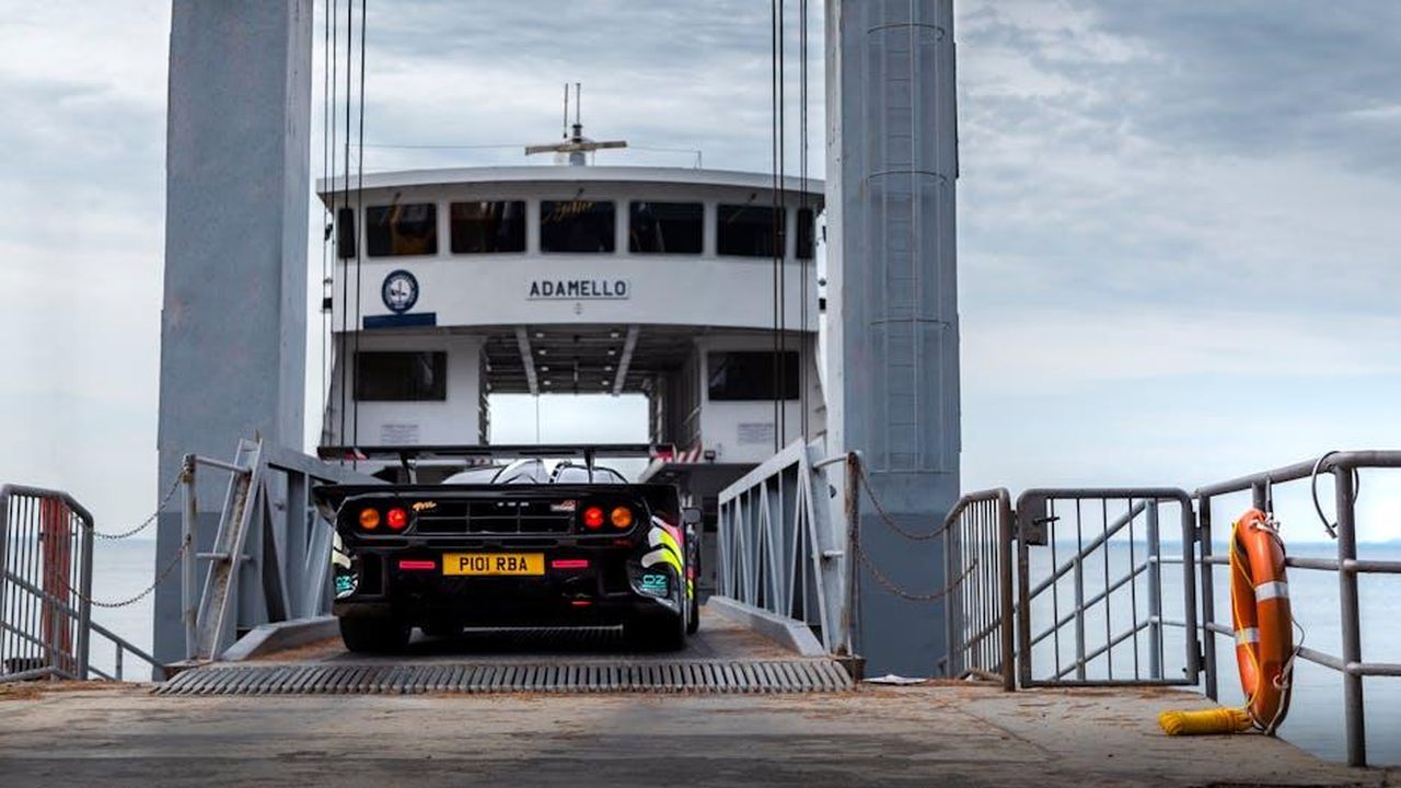 Rivian_e_la_gestione_del_richiamo_LMjbRxsi3h - Veicoli24 Source: Quentin Martinez - pexels - A McLaren supercar driving onto a ferry named Adamello in the scenic Italian Alps.