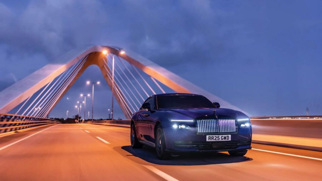 Interni esclusivi con elementi luminosi Rolls-Royce Spectre Black Badge: potenza e design esclusivo