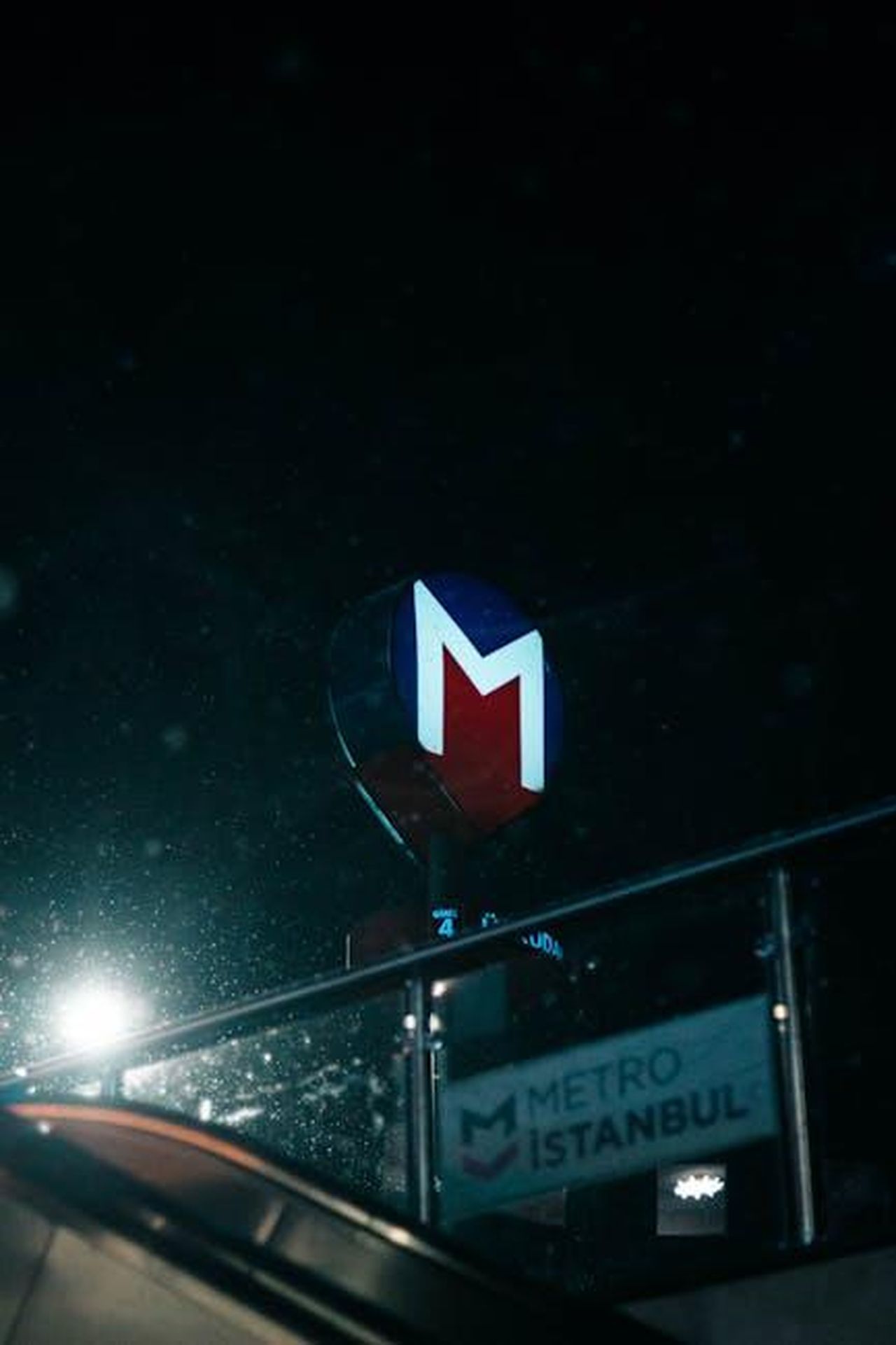 Scout_e_larchitettura_elettrica_zonale_di_Rivian_sVDg4AqWc5 - Veicoli24 Source: Serdar Göksu - pexels - Night shot of Istanbul Metro sign with glowing logo, showcasing urban transit