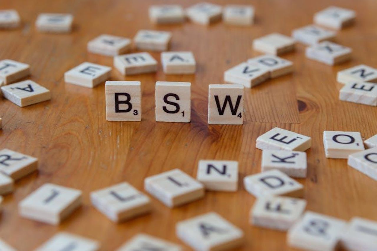 Sentiment_pubblico_e_richieste_di_intervento_governativo_96kGjfpgHP - Veicoli24 Source: Markus Winkler - pexels - Scrabble tiles spelling 'BSW' on a wooden table, representing Bachelor of Social Work.
