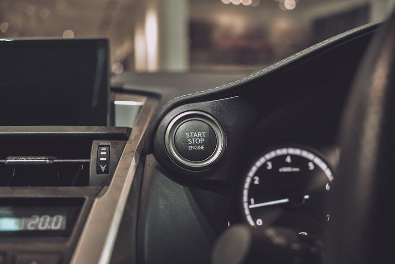 Sicurezza_della_Lexus_ES_2025_VYOvkauplK - Veicoli24 Source: Asm Arif - pexels - Close-up of a luxury car's dashboard and start-stop button, showcasing interior design.
