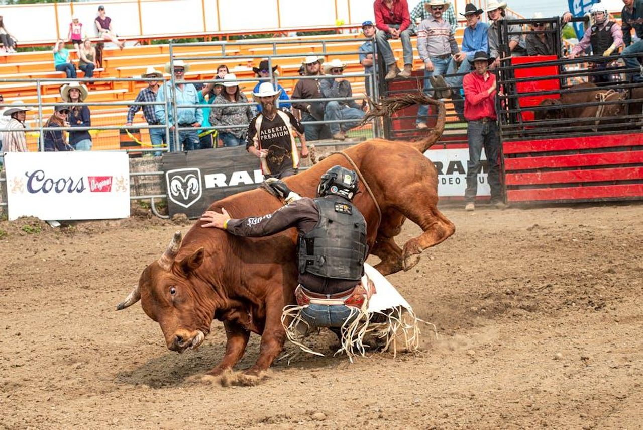 Sicurezza_della_Ram_1500_3Vevb3u79X - Veicoli24 Source: @coldbeer - pexels - Dynamic image capturing the intensity of a rodeo bull riding competition, showcasing a cowboy in action.
