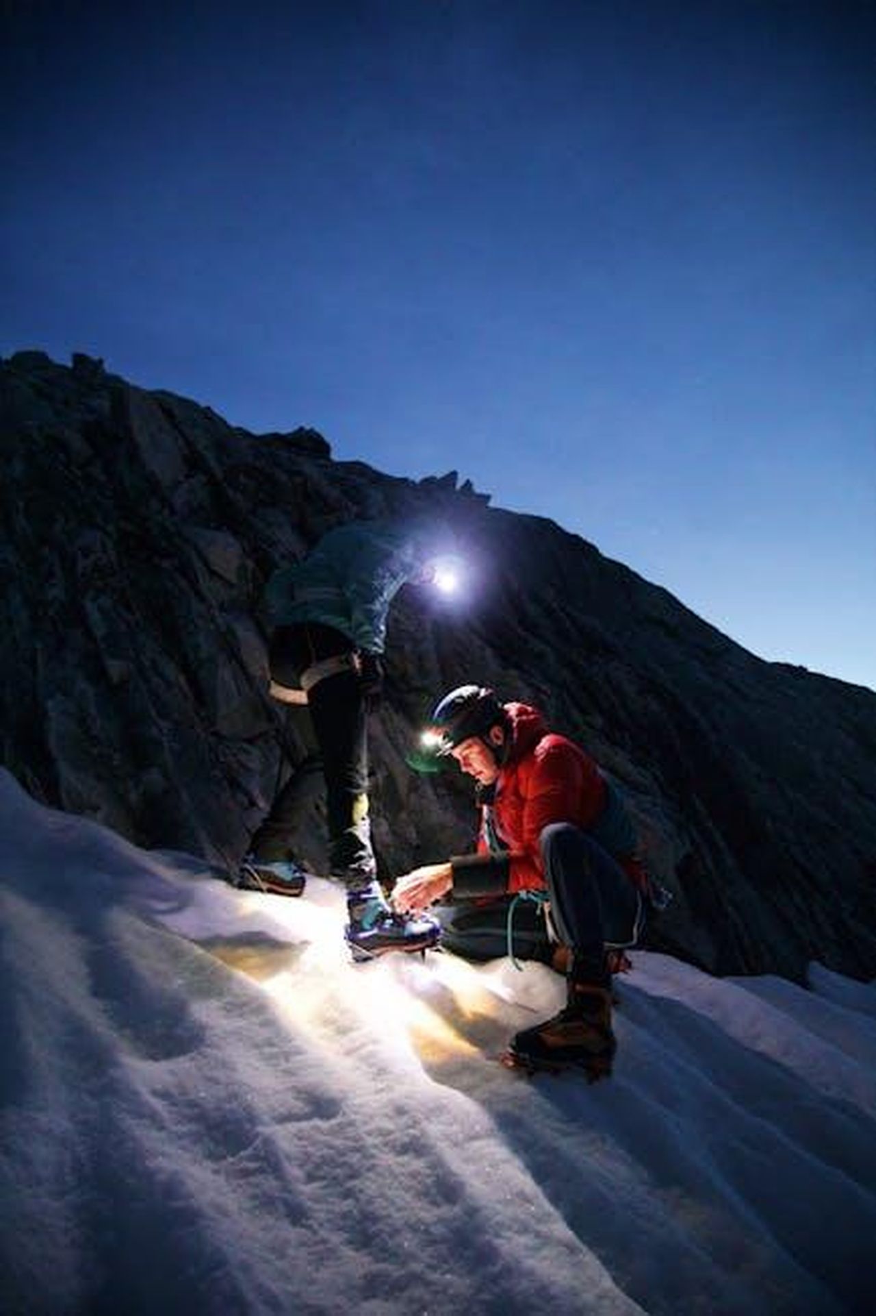Sicurezza_della_Subaru_Ascent_2025_IKPxxFCExl - Veicoli24 Source: Maël BALLAND - pexels - Two climbers explore a snowy mountain at dusk, lighting their path.