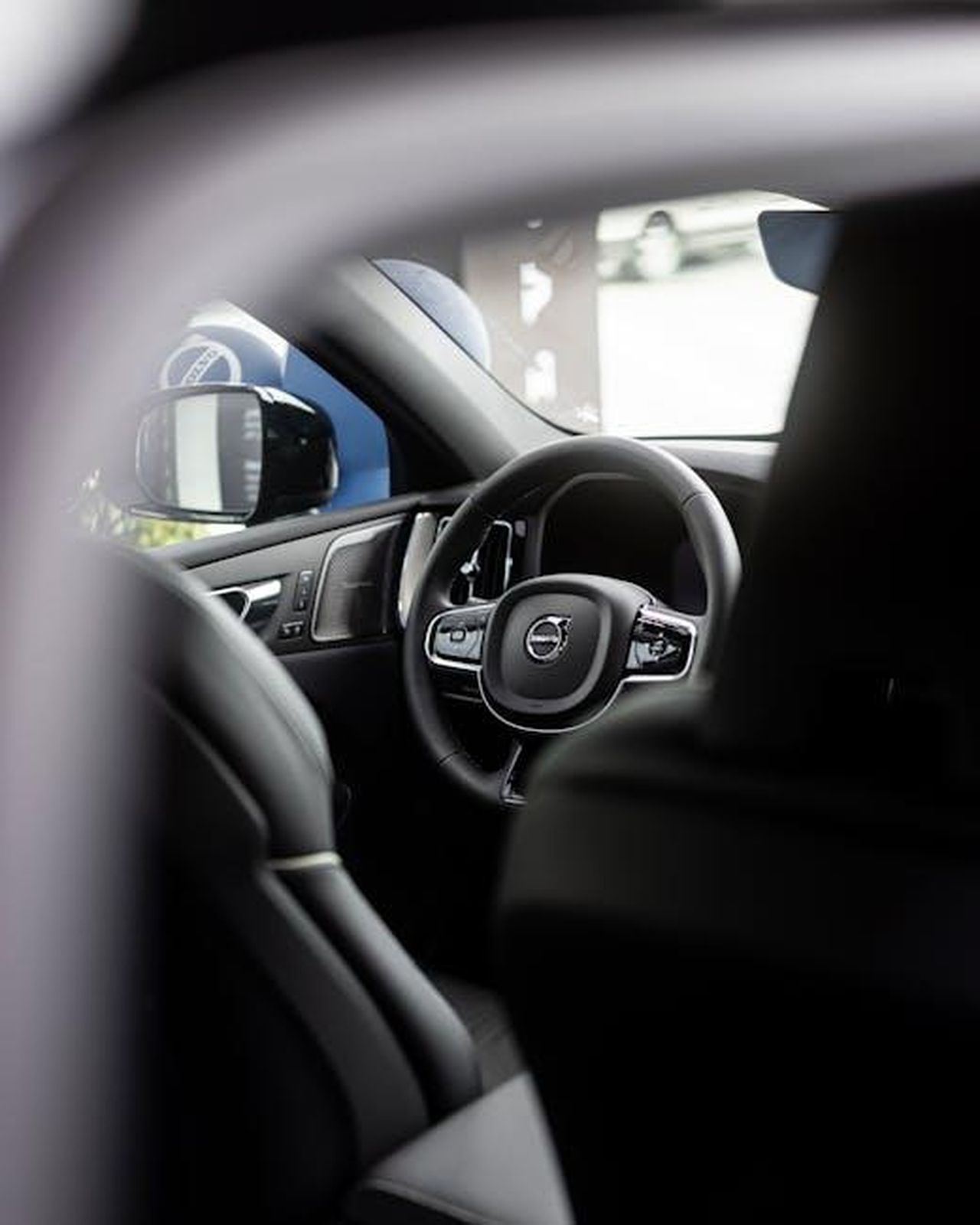 Sicurezza_e_tecnologia_lapproccio_di_Volvo_LZTutGwSNj - Veicoli24 Source: I'm Zion - pexels - Explore the sophisticated interior design of a modern car featuring premium materials.