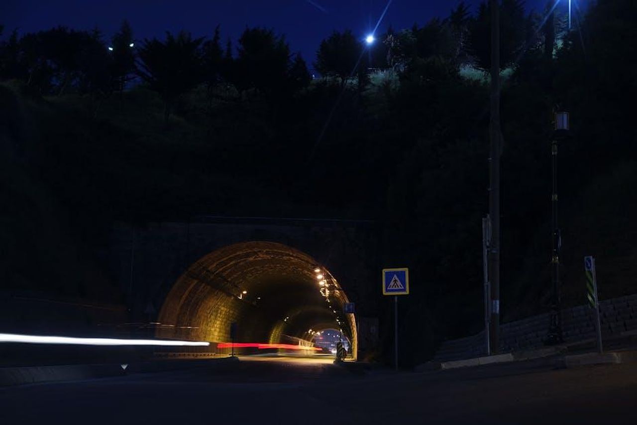 Sicurezza_nei_veicoli_elettrici_la_tecnologia_di_Renault_Tc4pktqCrK - Veicoli24 Source: Burak The Weekender - pexels - Long exposure of a nighttime tunnel with vibrant light trails and street lights for a dramatic effect.