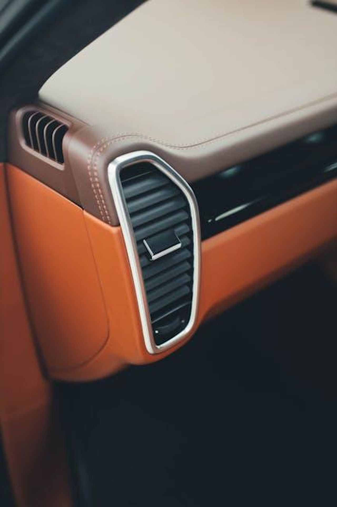 Sicurezza_rEJIS7XDsr - Veicoli24 Source: Mohit Hambiria - pexels - Close-up of luxury car's interior focusing on elegant leather and chrome details.