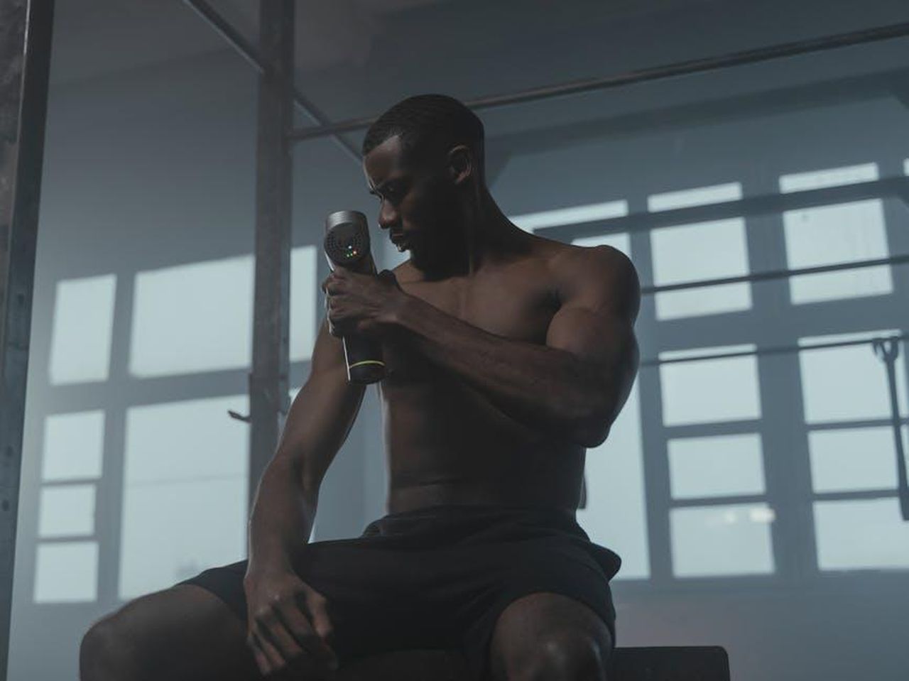 Sistema_di_gestione_termica_interazione_complessa_cruciale_per_le_prestazioni_23rEpE66eT - Veicoli24 Source: Tima Miroshnichenko - pexels - A dedicated athlete uses a massage gun to relax his muscles post-workout in the gym.