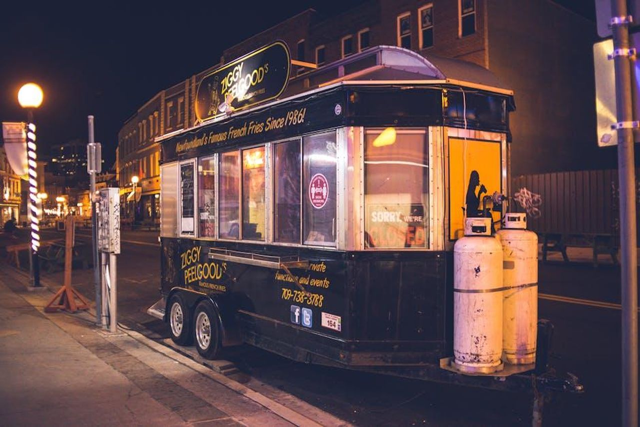 Situazione_del_mercato_dei_camion_elettrici_opYe2JmZ3S - Veicoli24 Source: Erik Mclean - pexels - Big black food truck on small wheels with signboard and inscriptions on wall in downtown in light of lamps at night