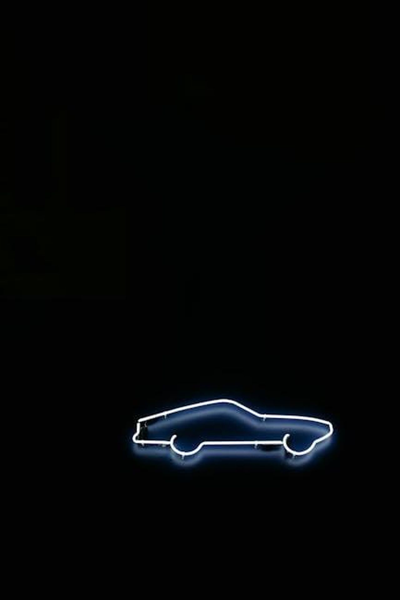 Specifiche_tecniche_e_autonomia_del_Kia_PV5_RgUPzYIvKs - Veicoli24 Source: Maksim Goncharenok - pexels - Minimalist neon sign of a car on a black background, ideal for modern design themes.